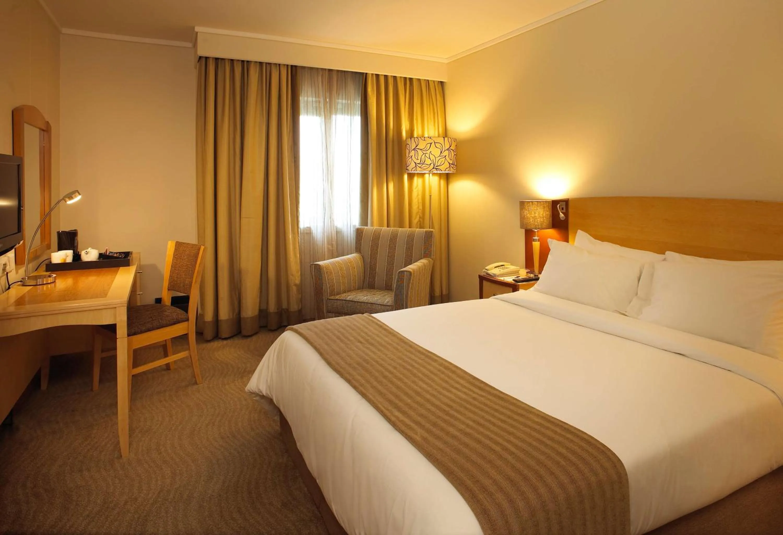 Photo of the whole room, Bed in Garden Court Eastgate