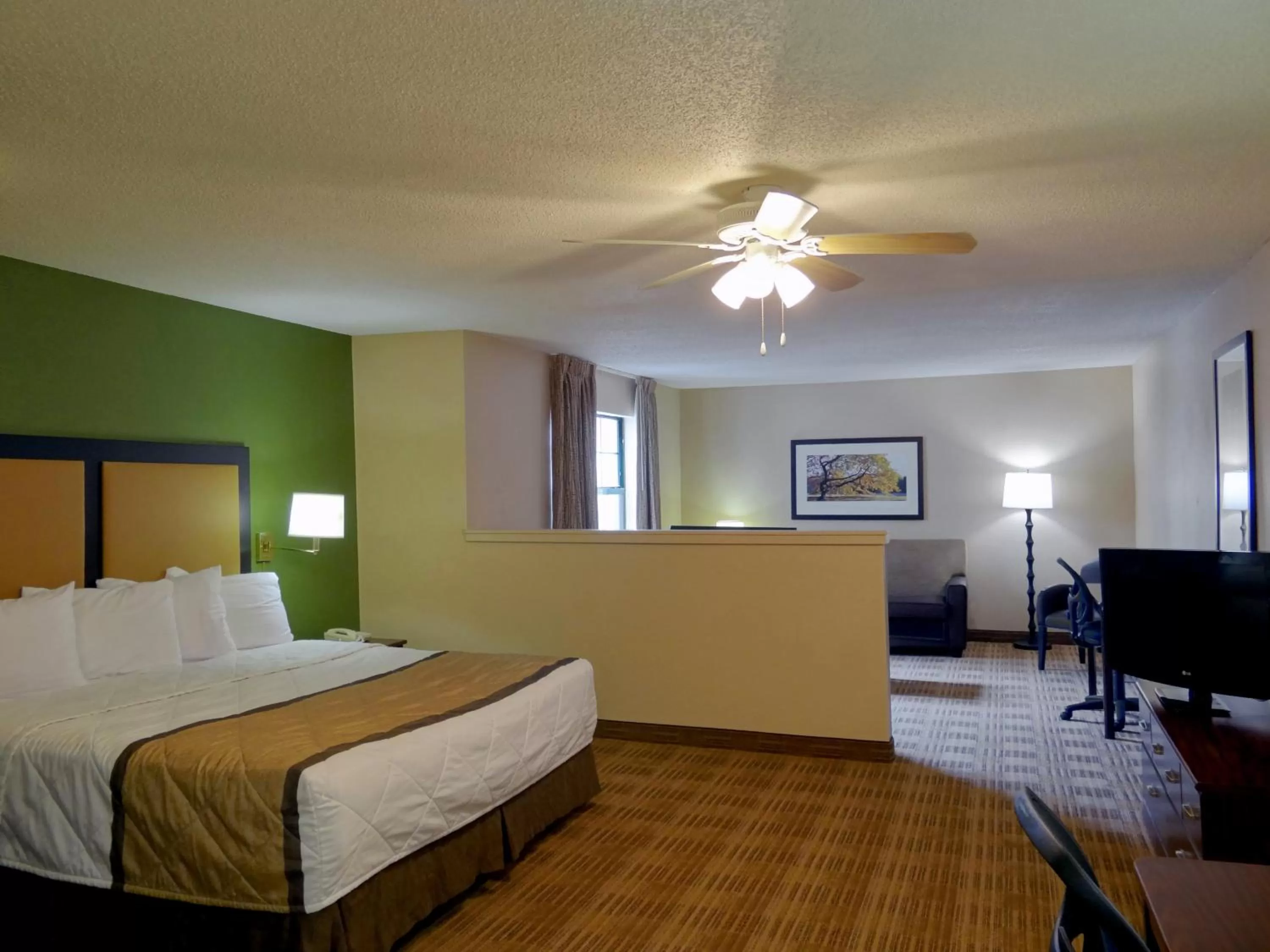 Bed in Extended Stay America Select Suites - Milwaukee - Waukesha