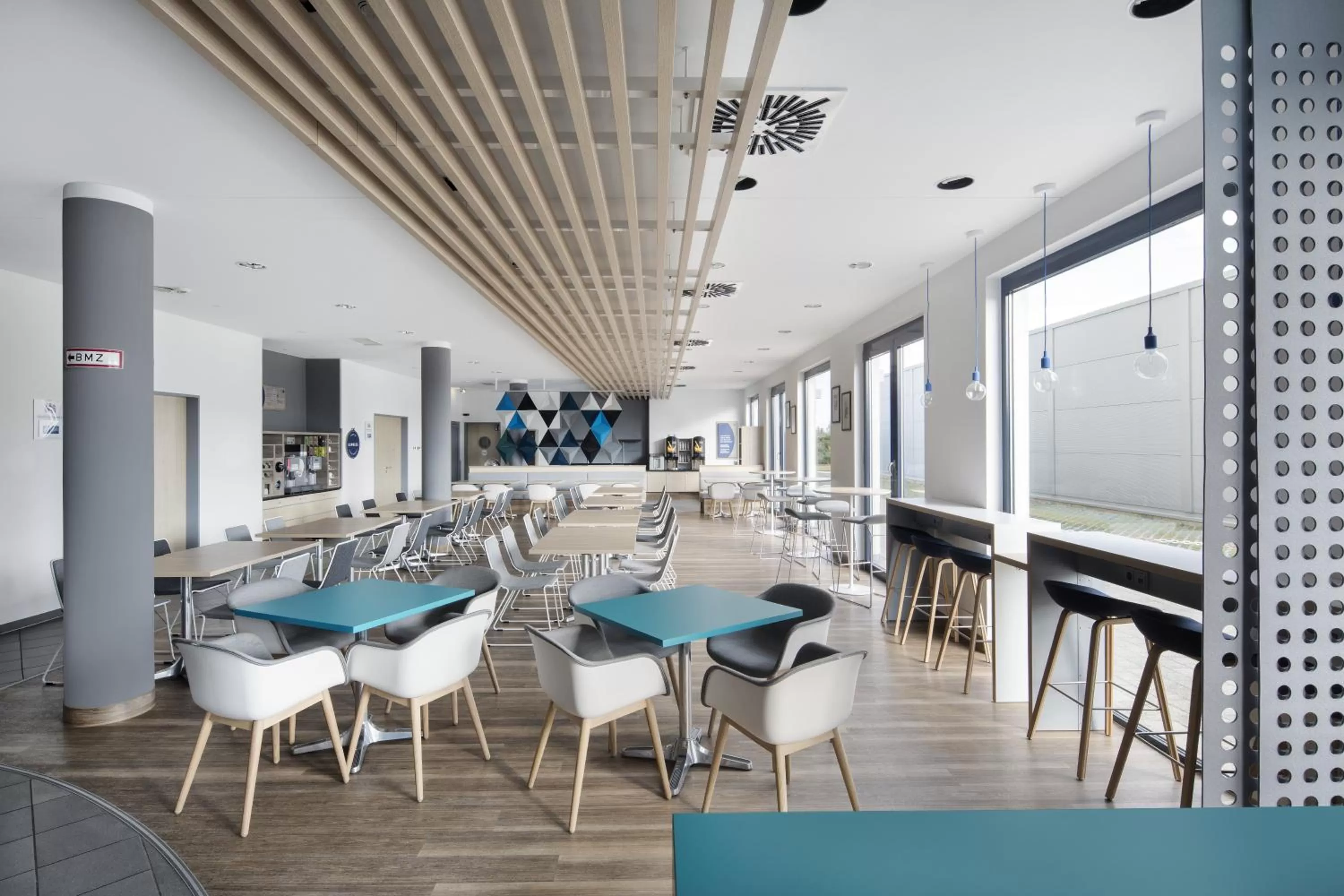 Restaurant/places to eat in Holiday Inn Express München Messe by IHG