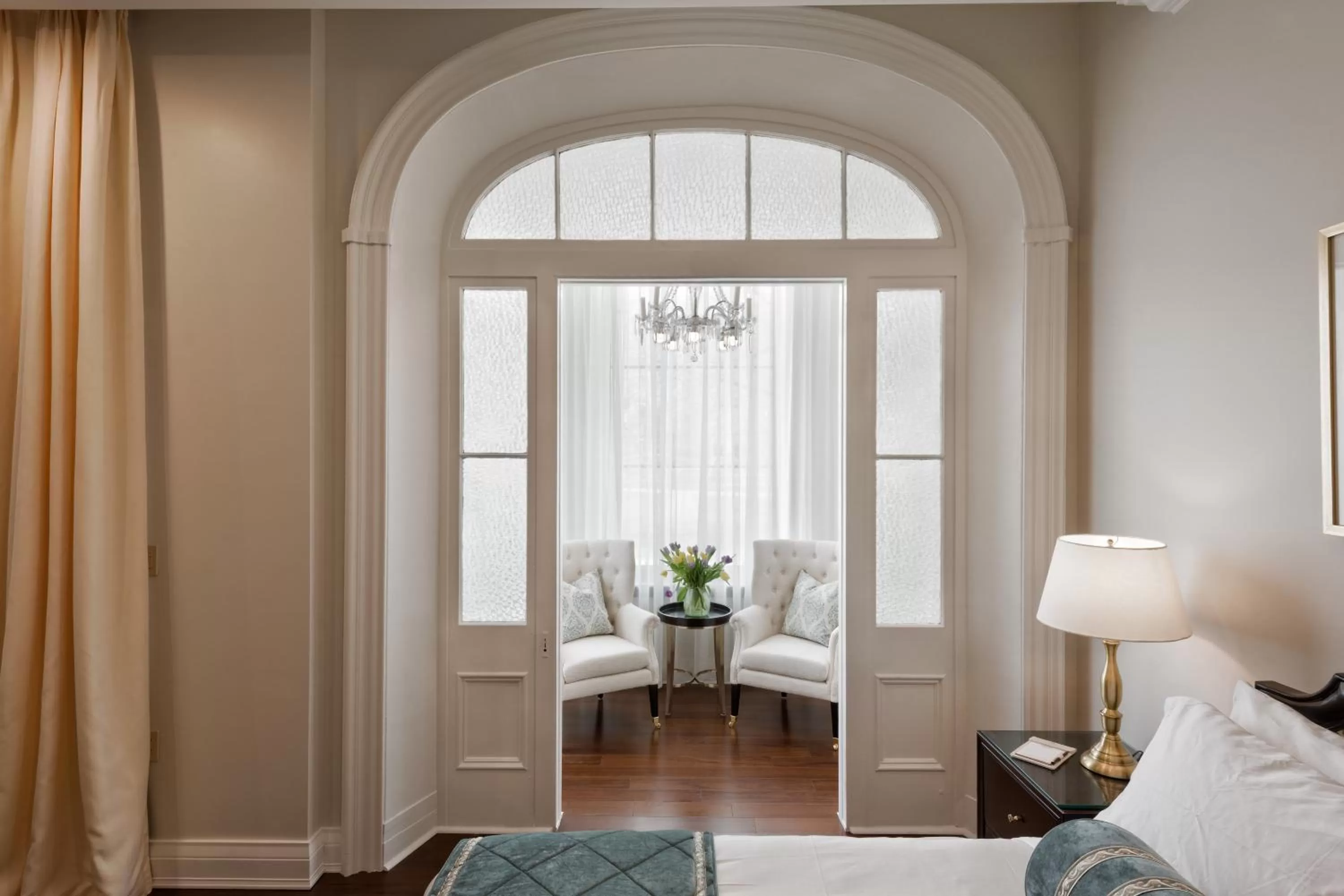 Bed in Sydney Boutique Inn & Suites