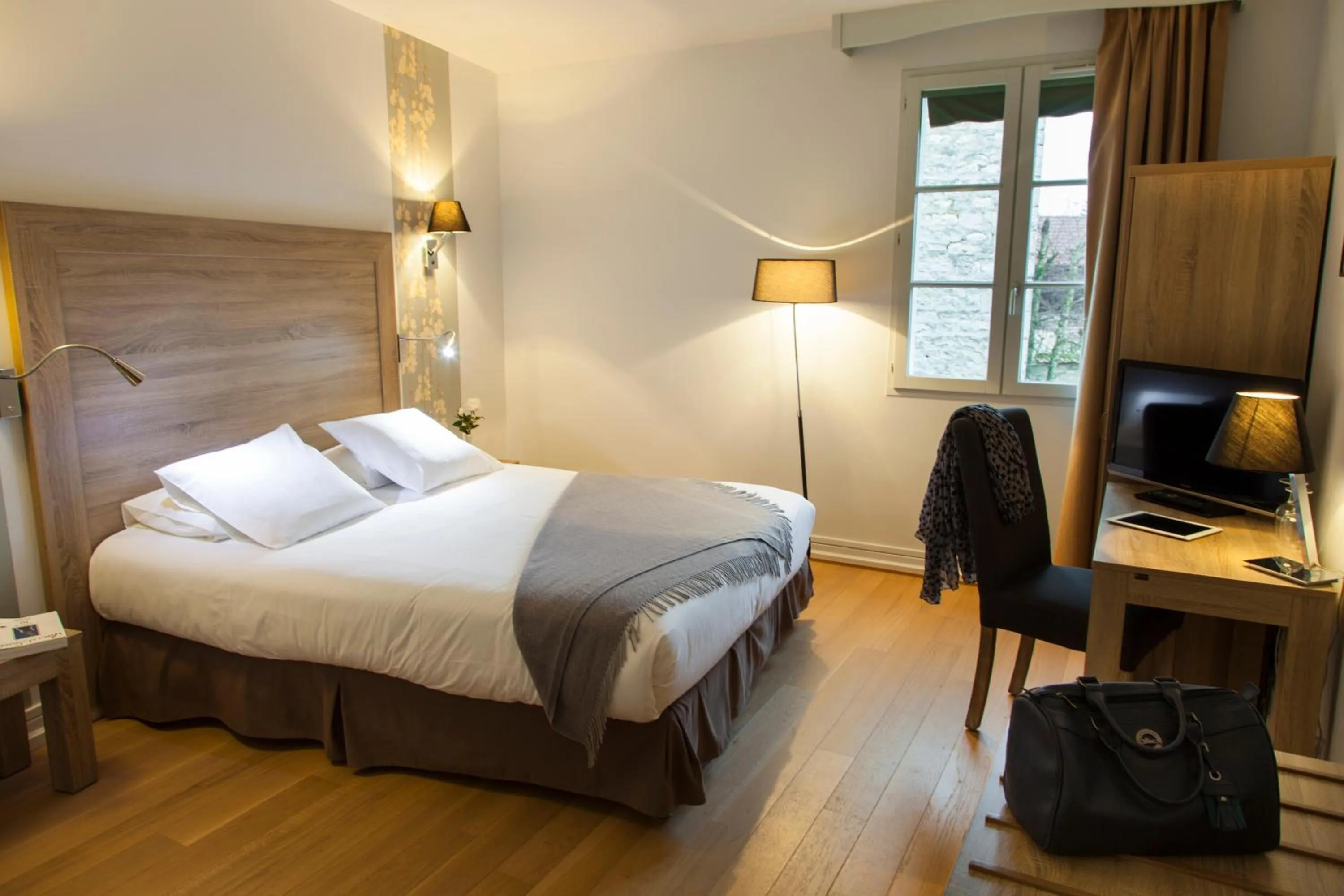 Seating area, Bed in Logis Hostellerie des Clos et restaurant Bistrot des grands crus et Maison de la tour Chablis