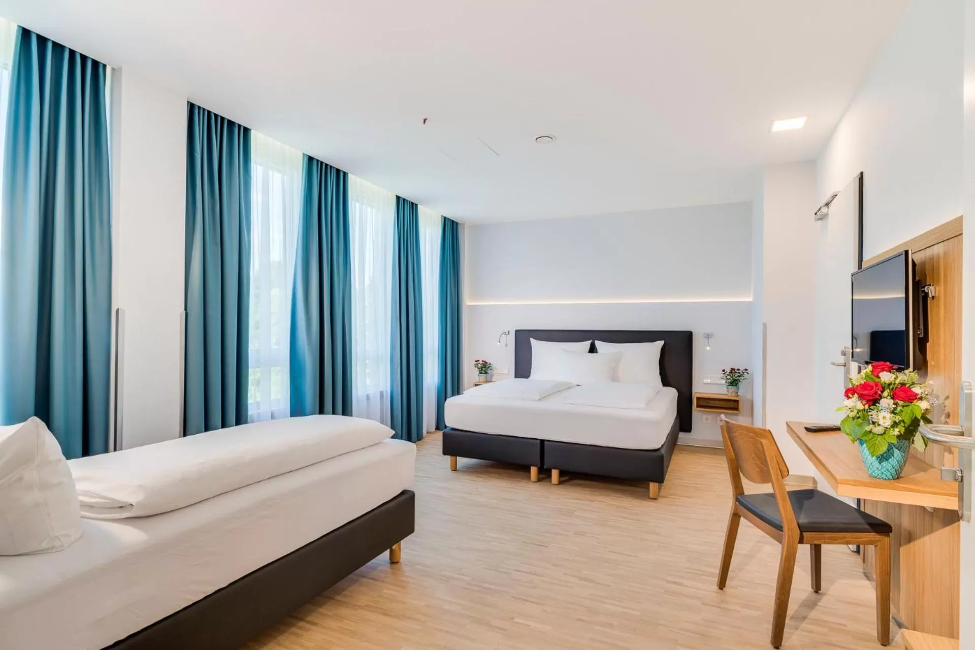 Bed in Hotel-Etage Apfelrot