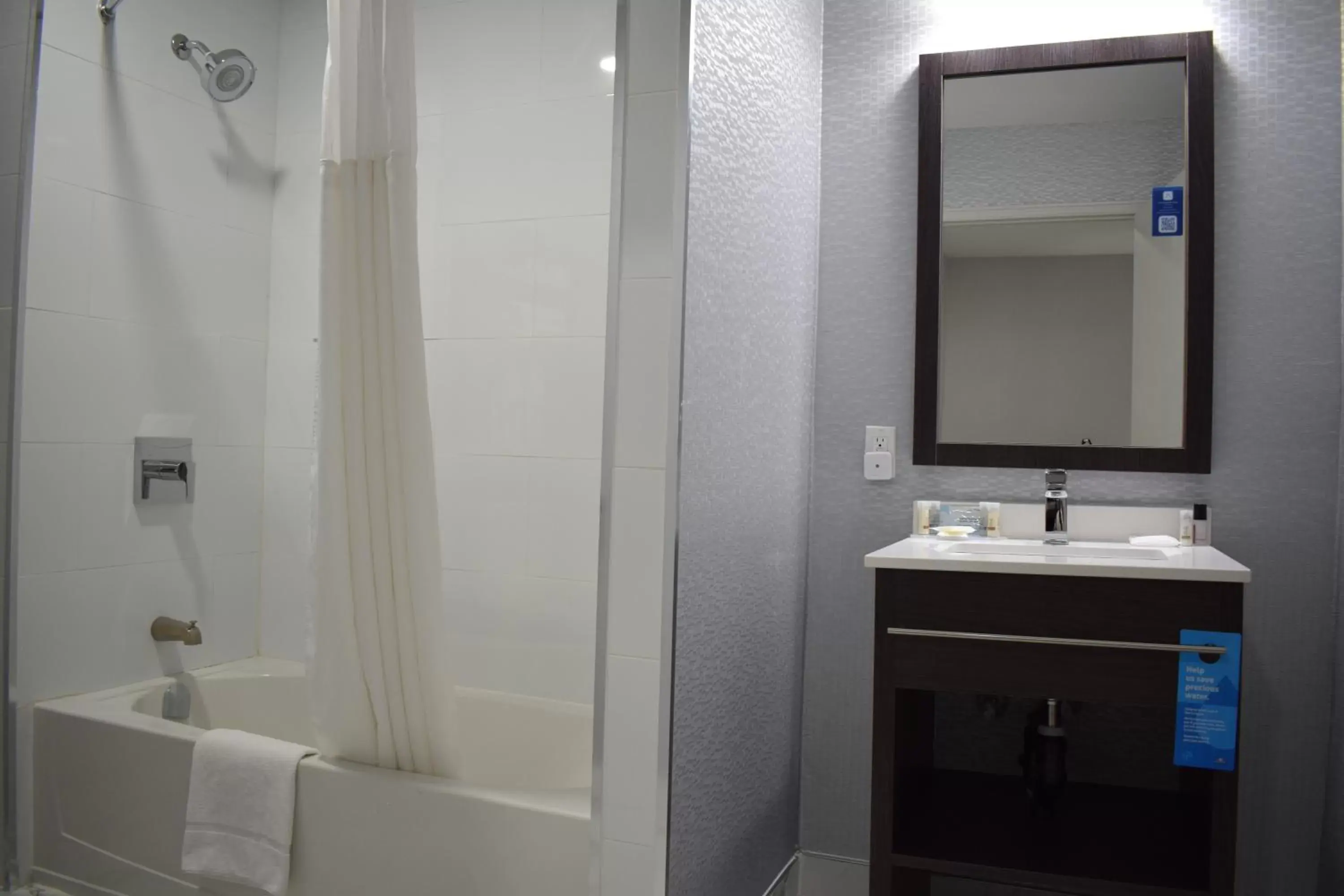 King Suite - Non-Smoking in Days Inn by Wyndham Kingston King Suite - Non-Smoking in Days Inn by Wyndham Kingston