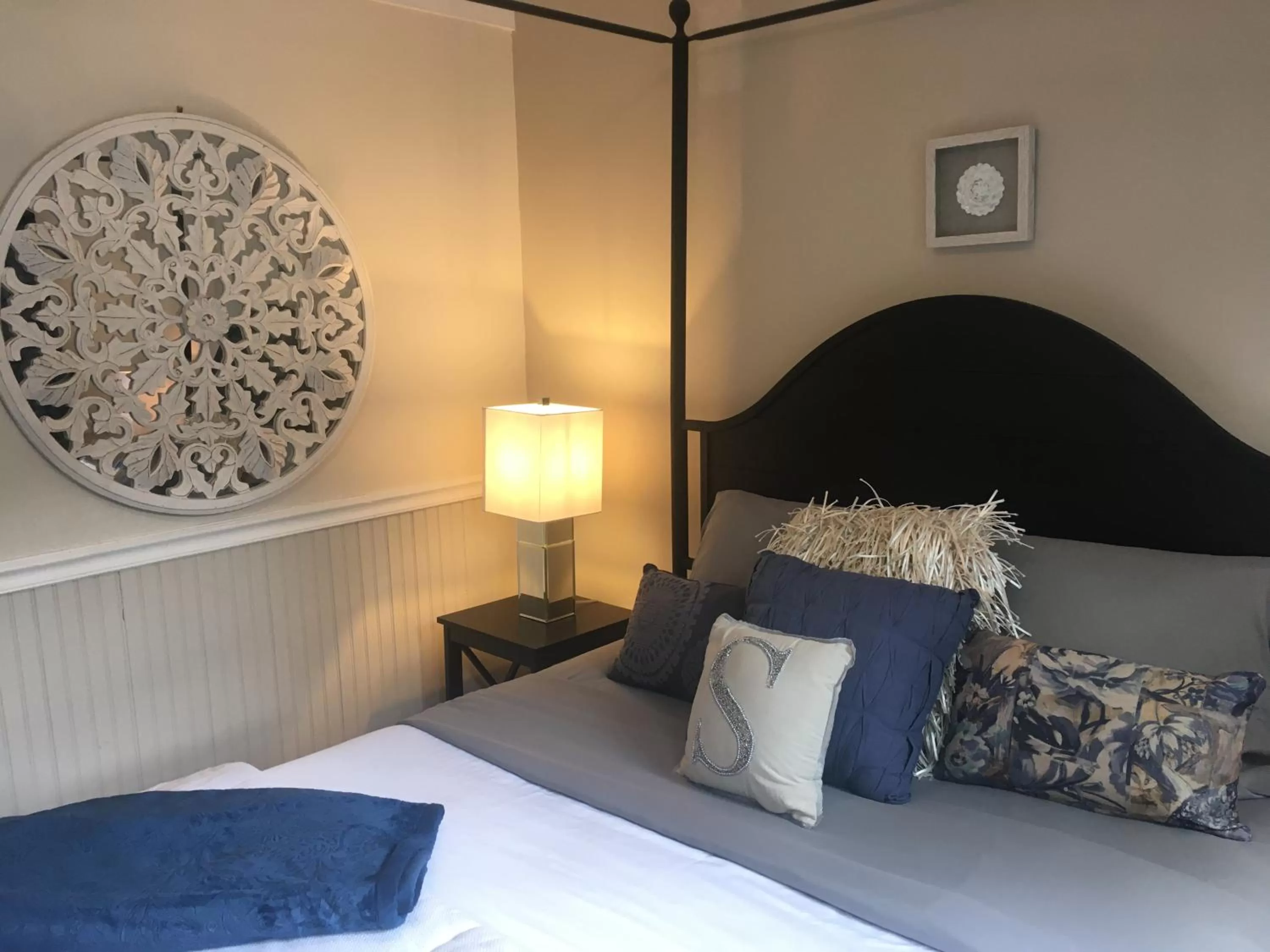 Deluxe Queen Suite in Starlight Lodge North Conway