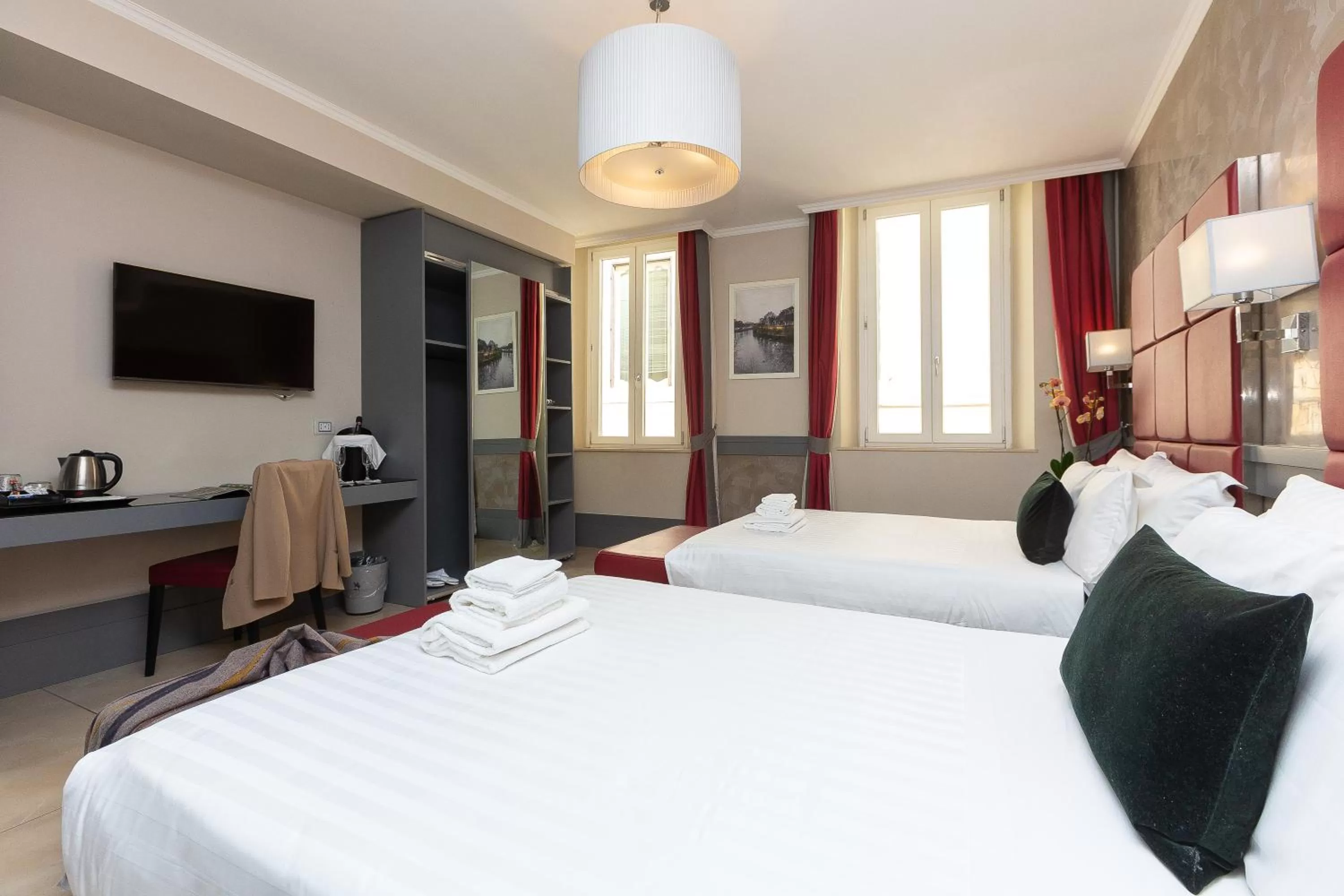 Photo of the whole room, Bed in Hotel Castellino Roma