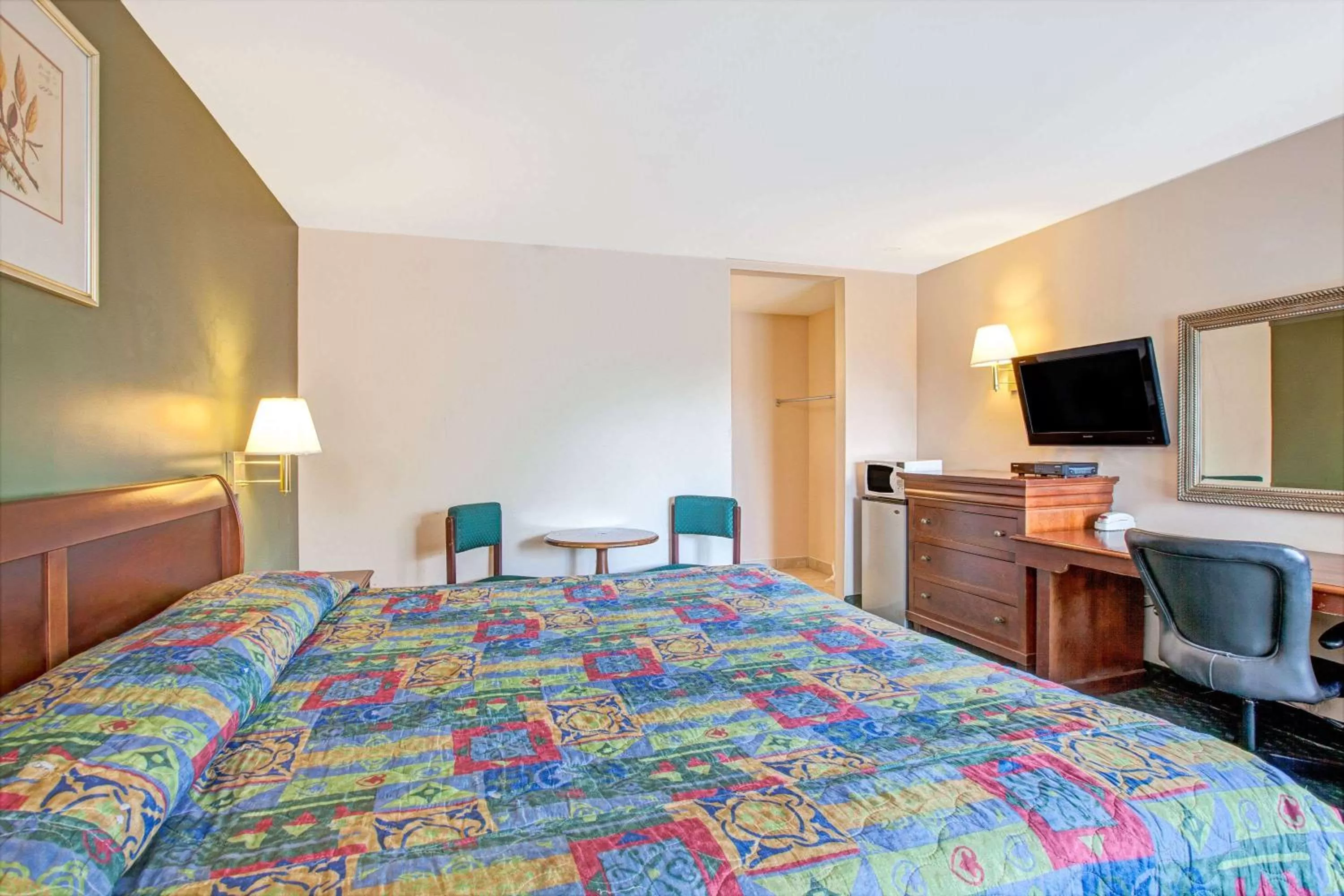 Photo of the whole room, Bed in Knights Inn South Hackensasck