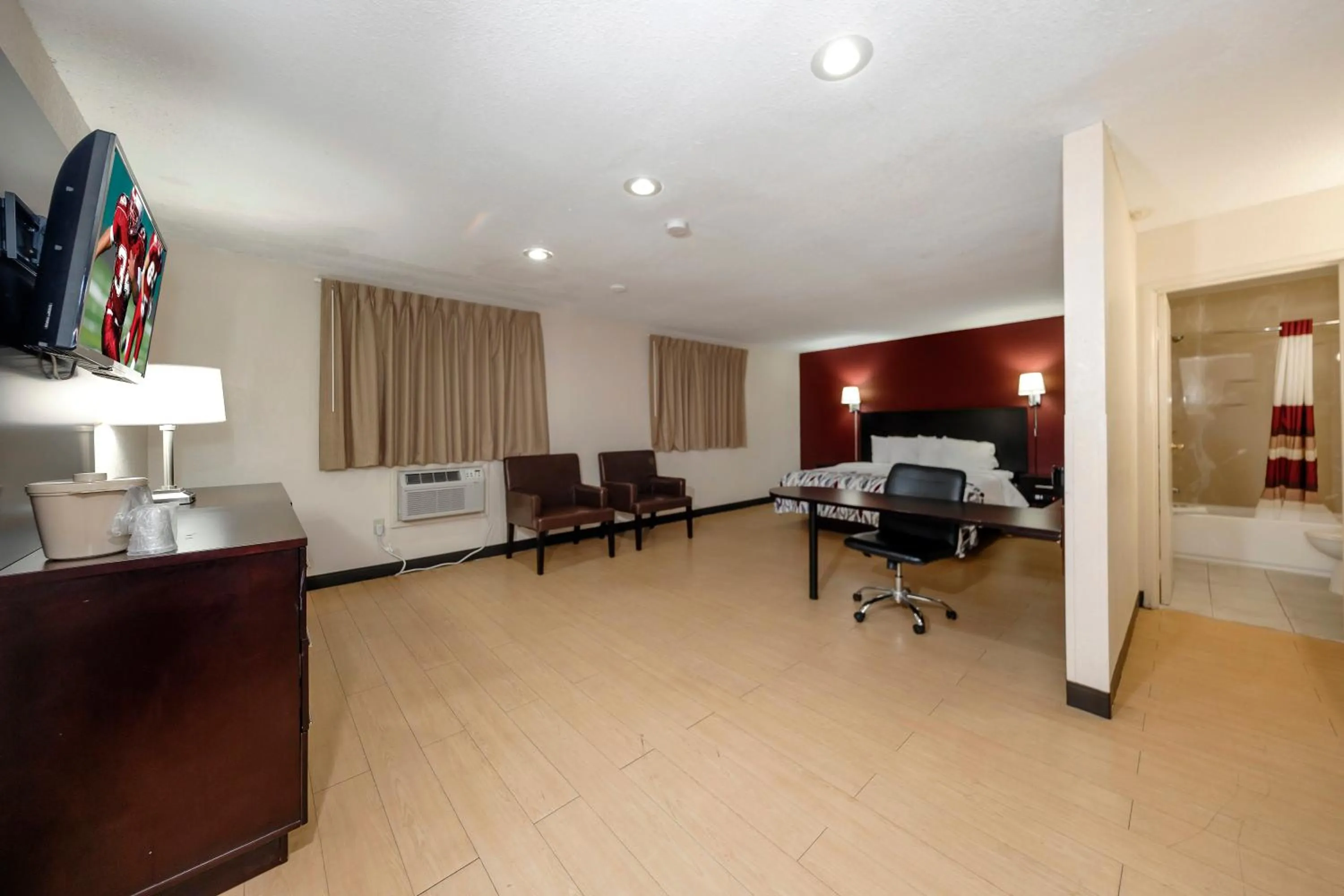 Photo of the whole room, Bed in Red Roof Inn Jacksonville - Cruise Port