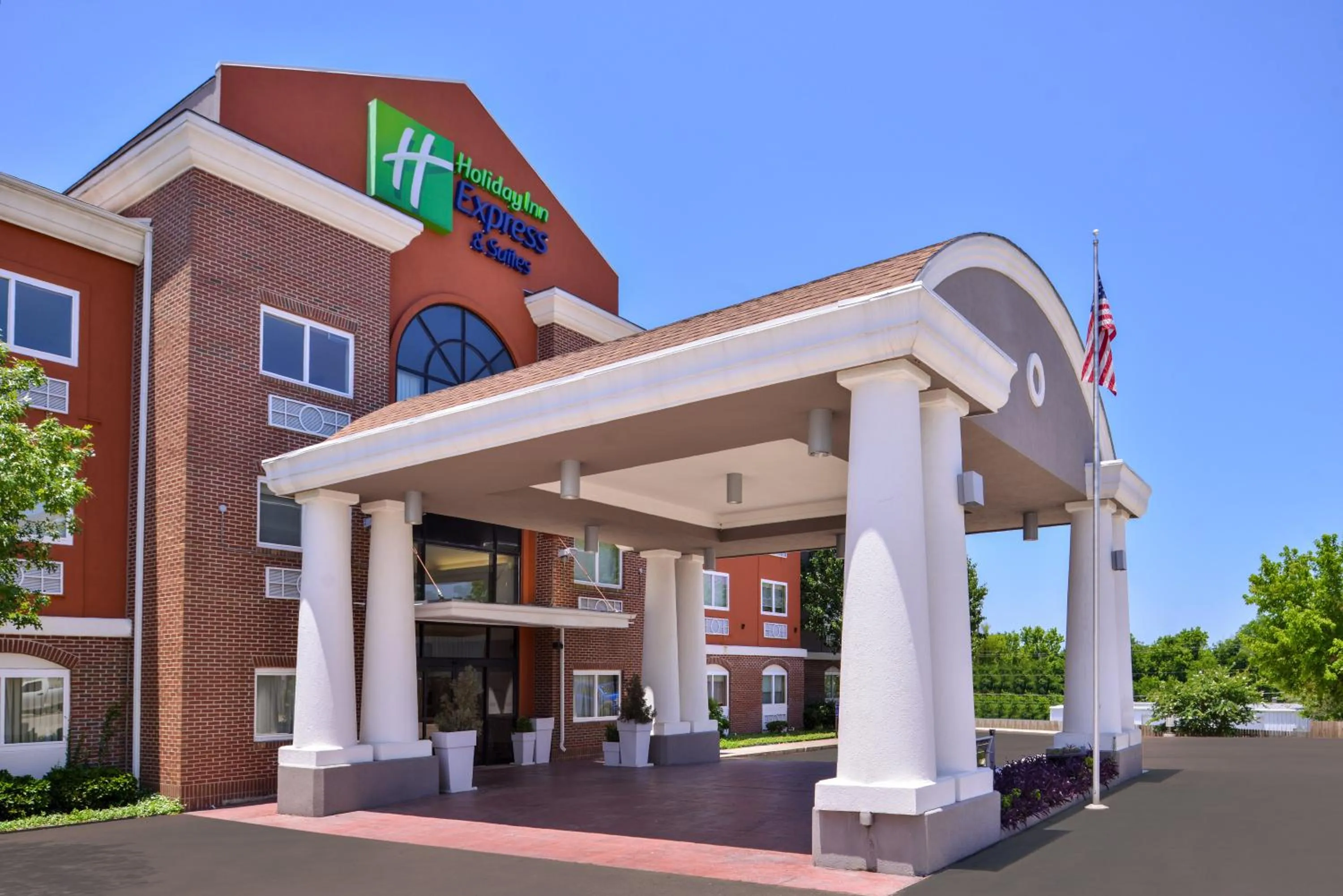 Property building in Holiday Inn Express Hotel & Suites Elgin by IHG