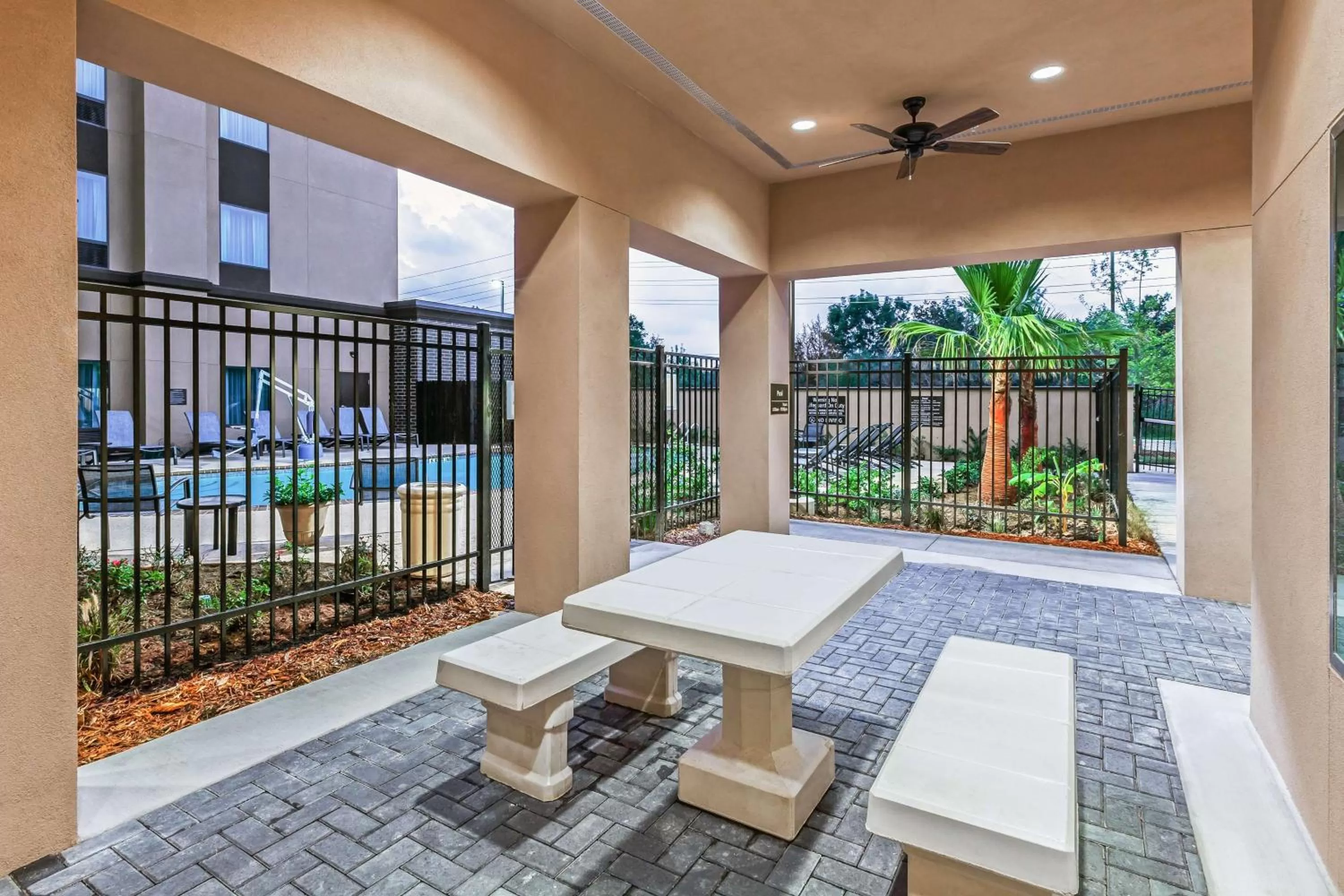 Patio in Hampton Inn & Suites Houston I-10 West Park Row, Tx