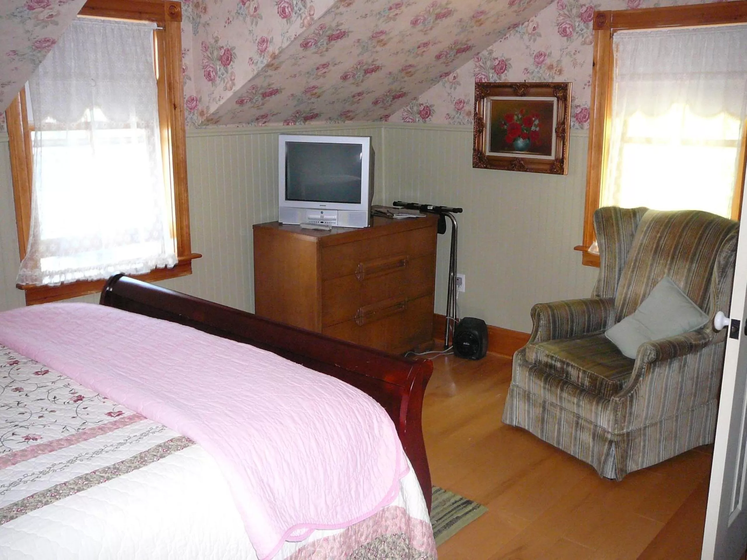 TV/Entertainment Center in Gables Bed & Breakfast