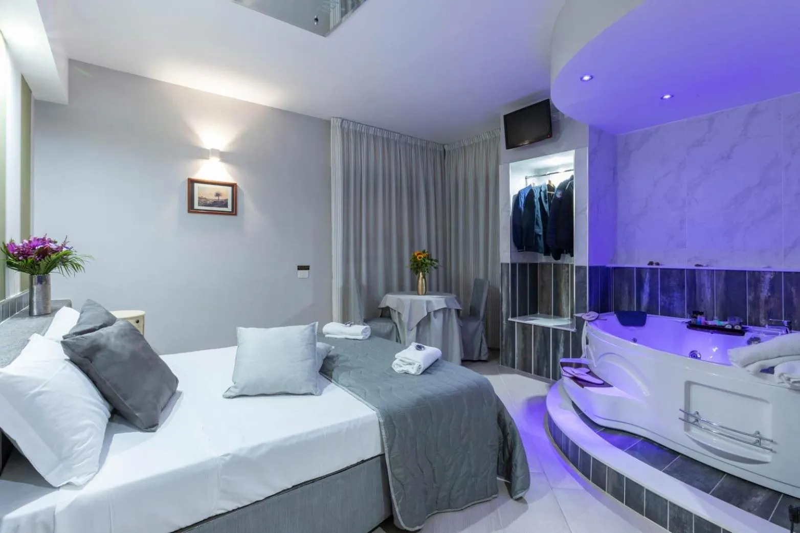 Hot Tub, Bed in Hotel San Paolo