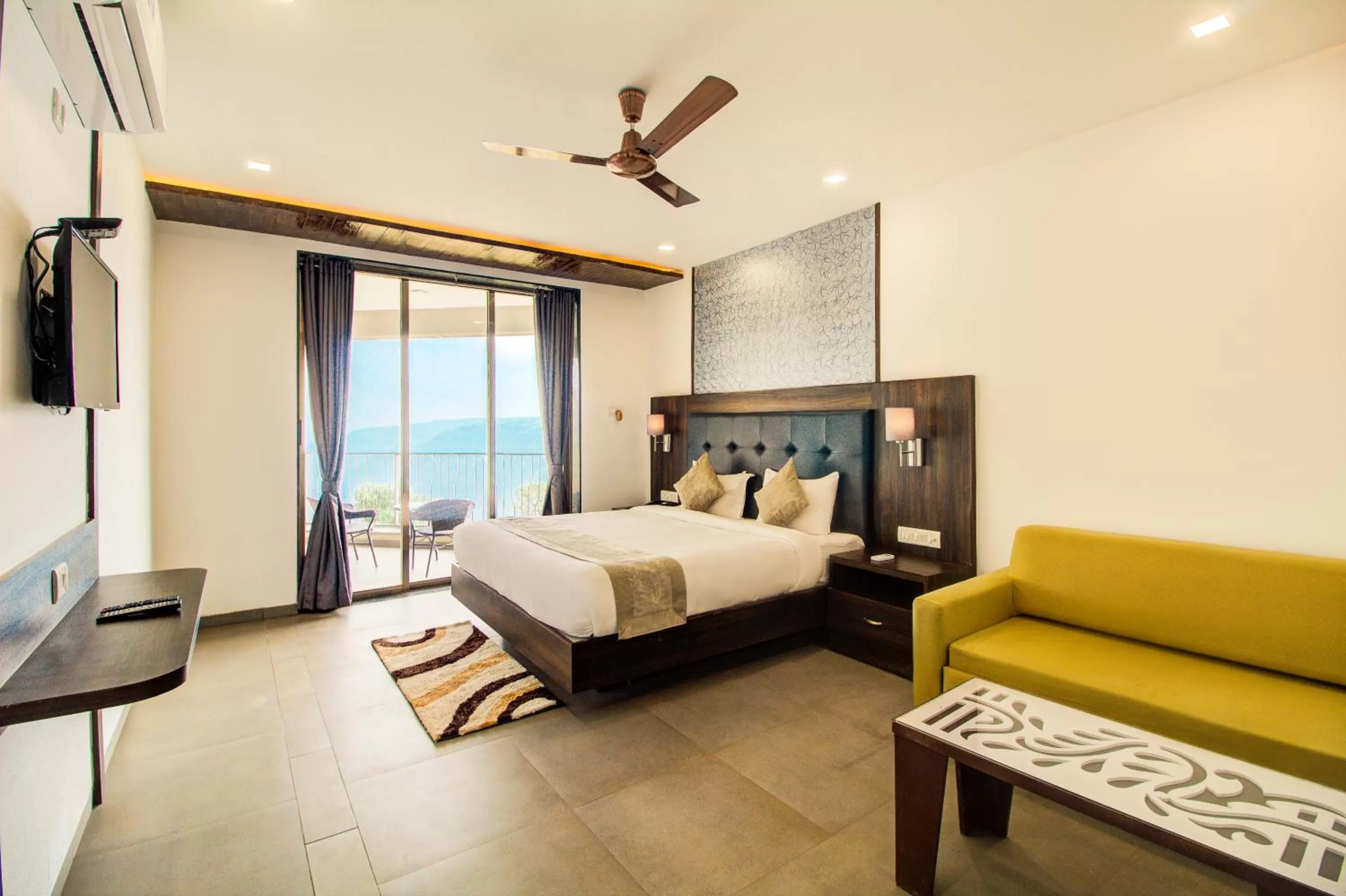 TV and multimedia, Bed in Mountain Breeze Resort, Mahabaleshwar