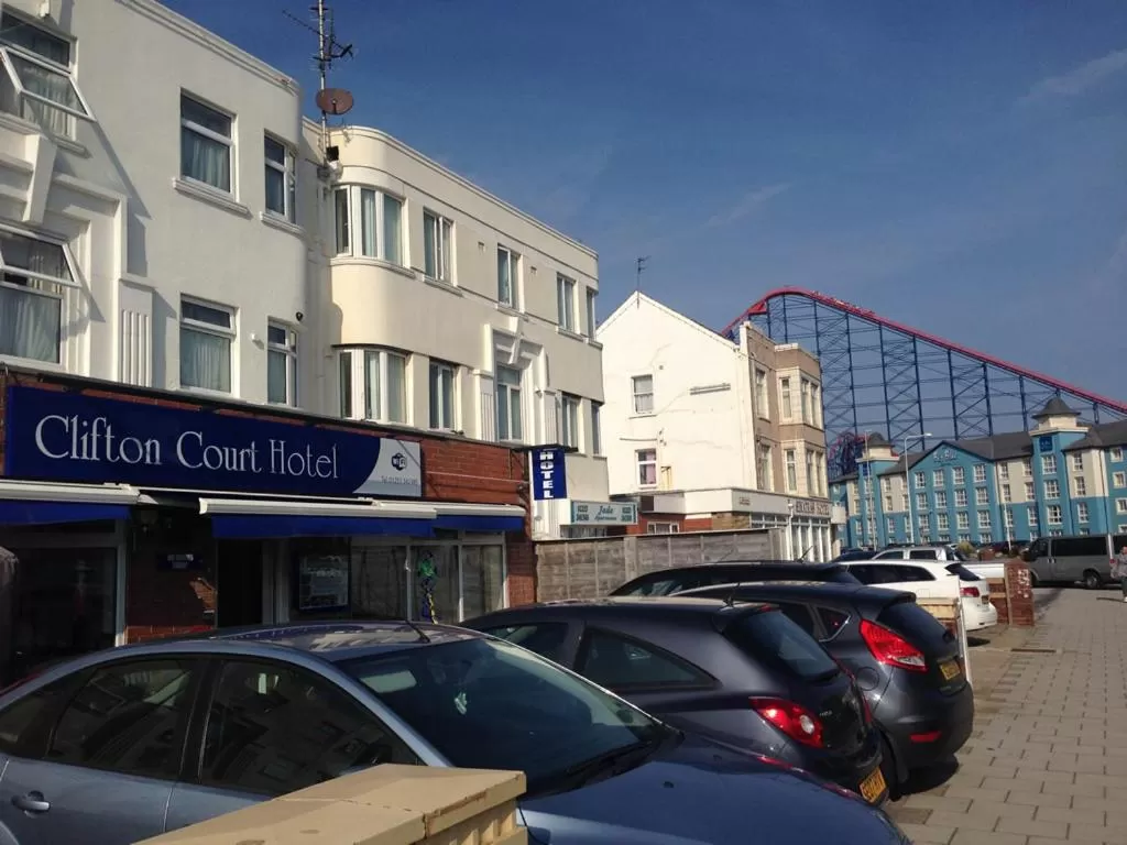 Facade/entrance in Clifton Court Hotel