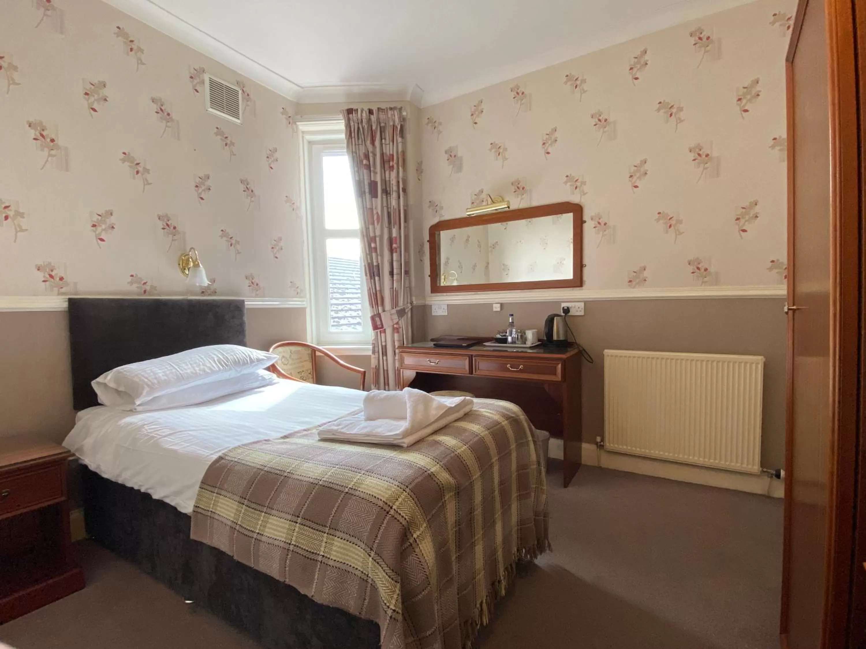 Bedroom, Bed in Kings Arms Hotel