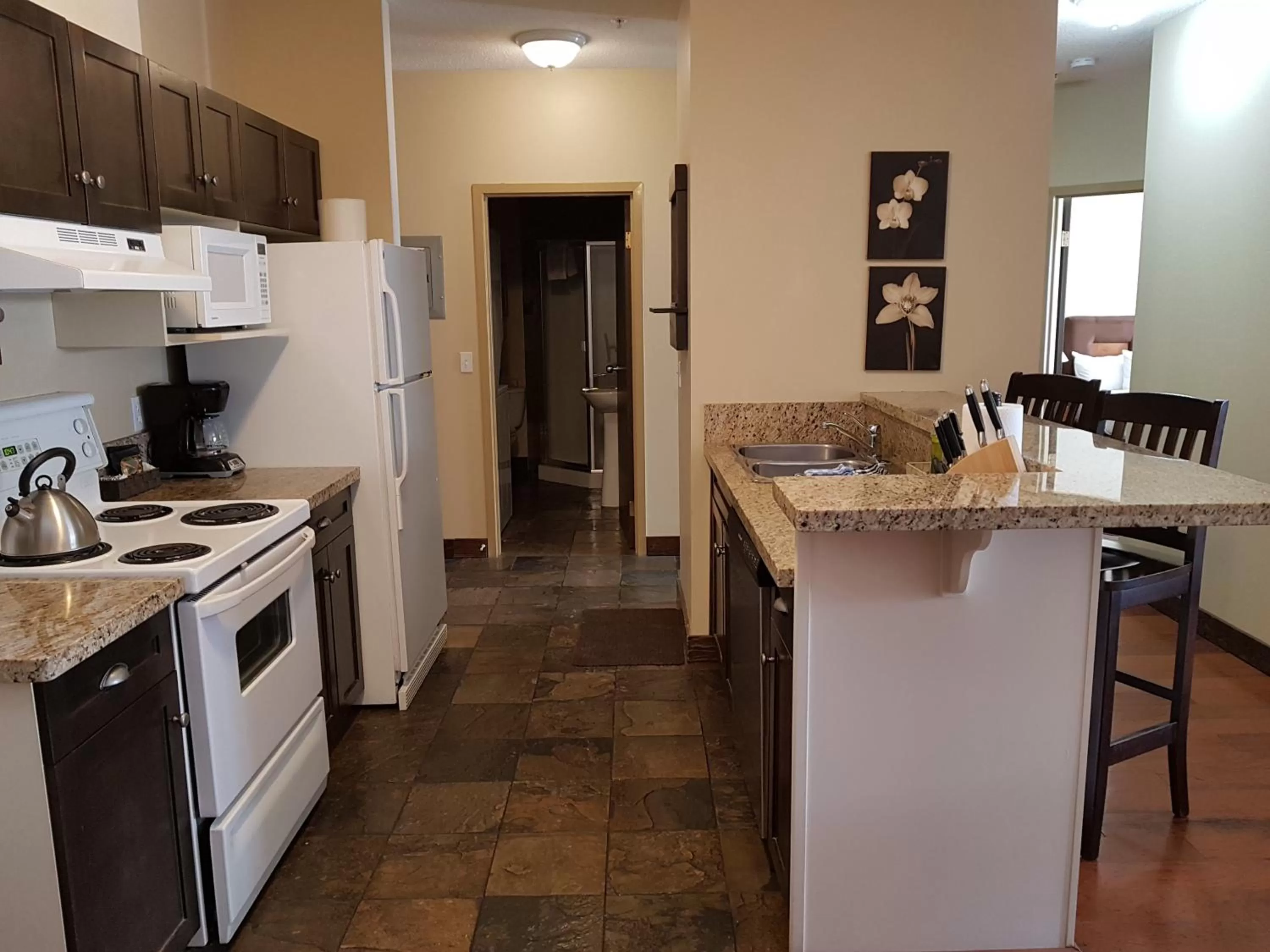 Kitchen or kitchenette in Sunset Resorts Canmore and Spa