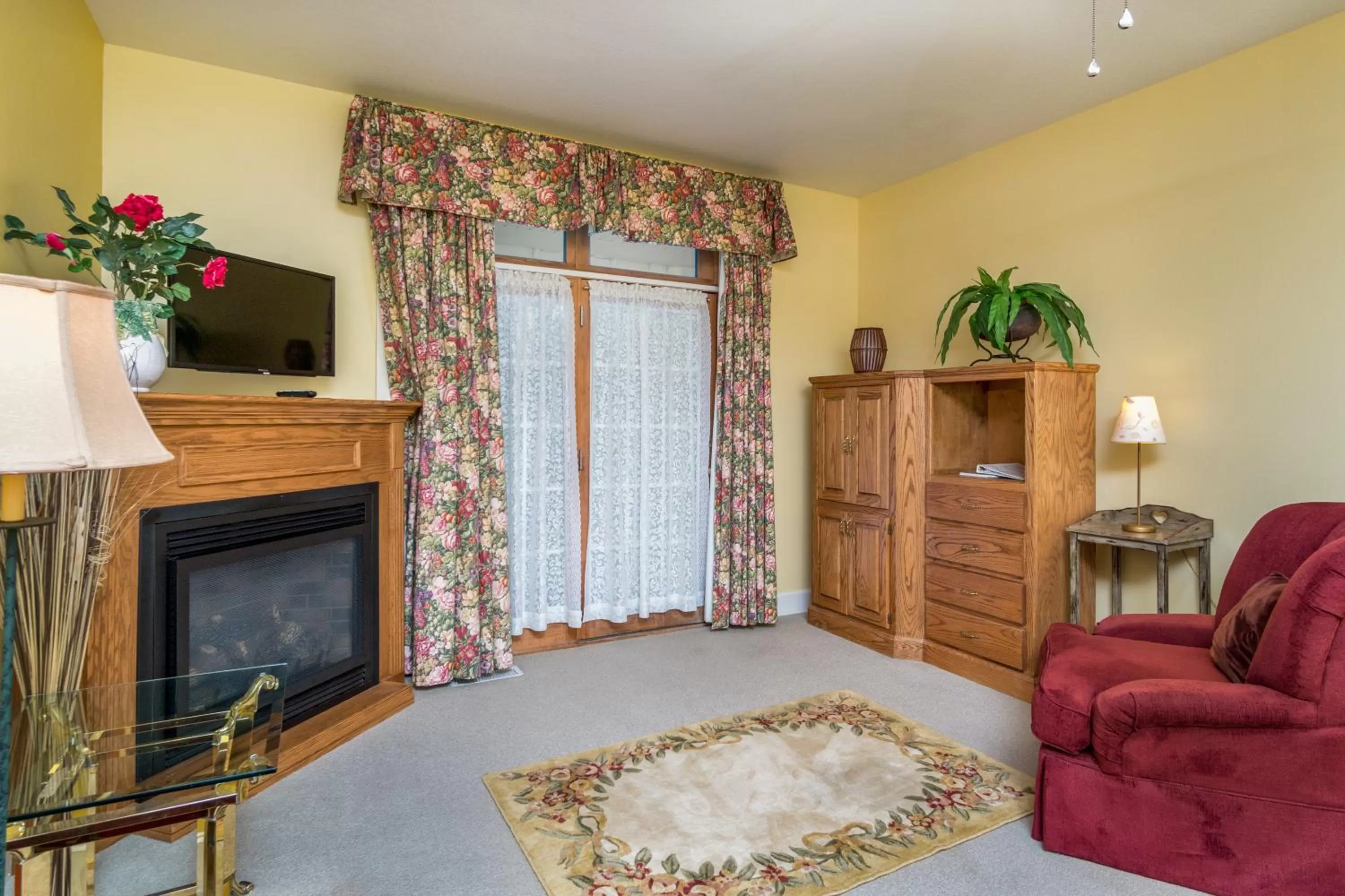 TV and multimedia in Highland Lake Inn & Resort - Flat Rock