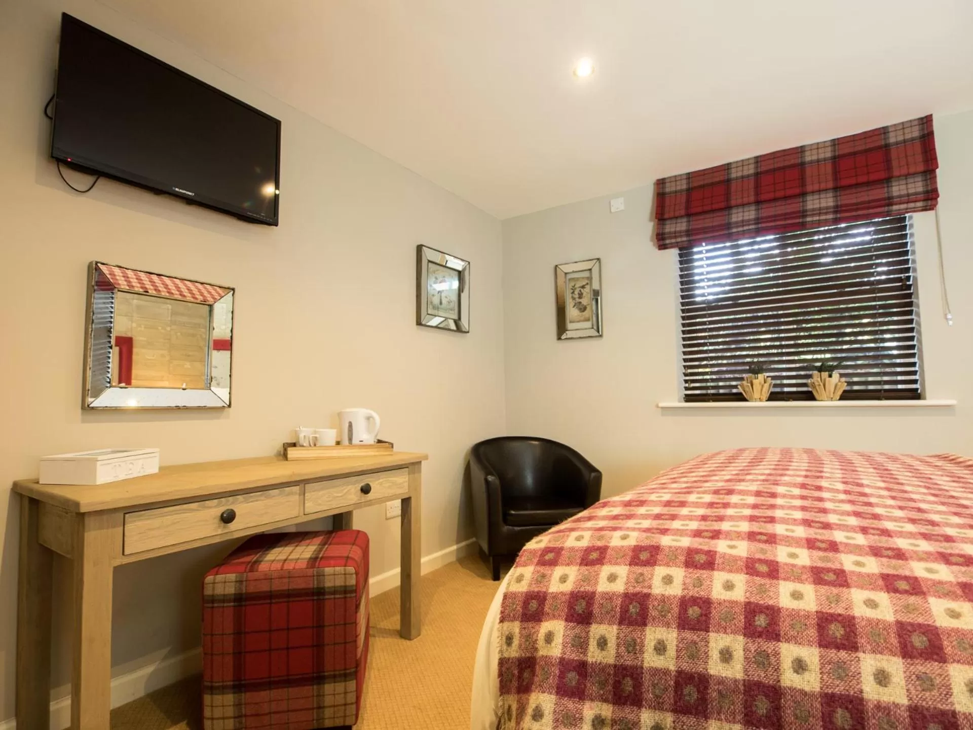 Bedroom, Bed in The World's End - Northampton