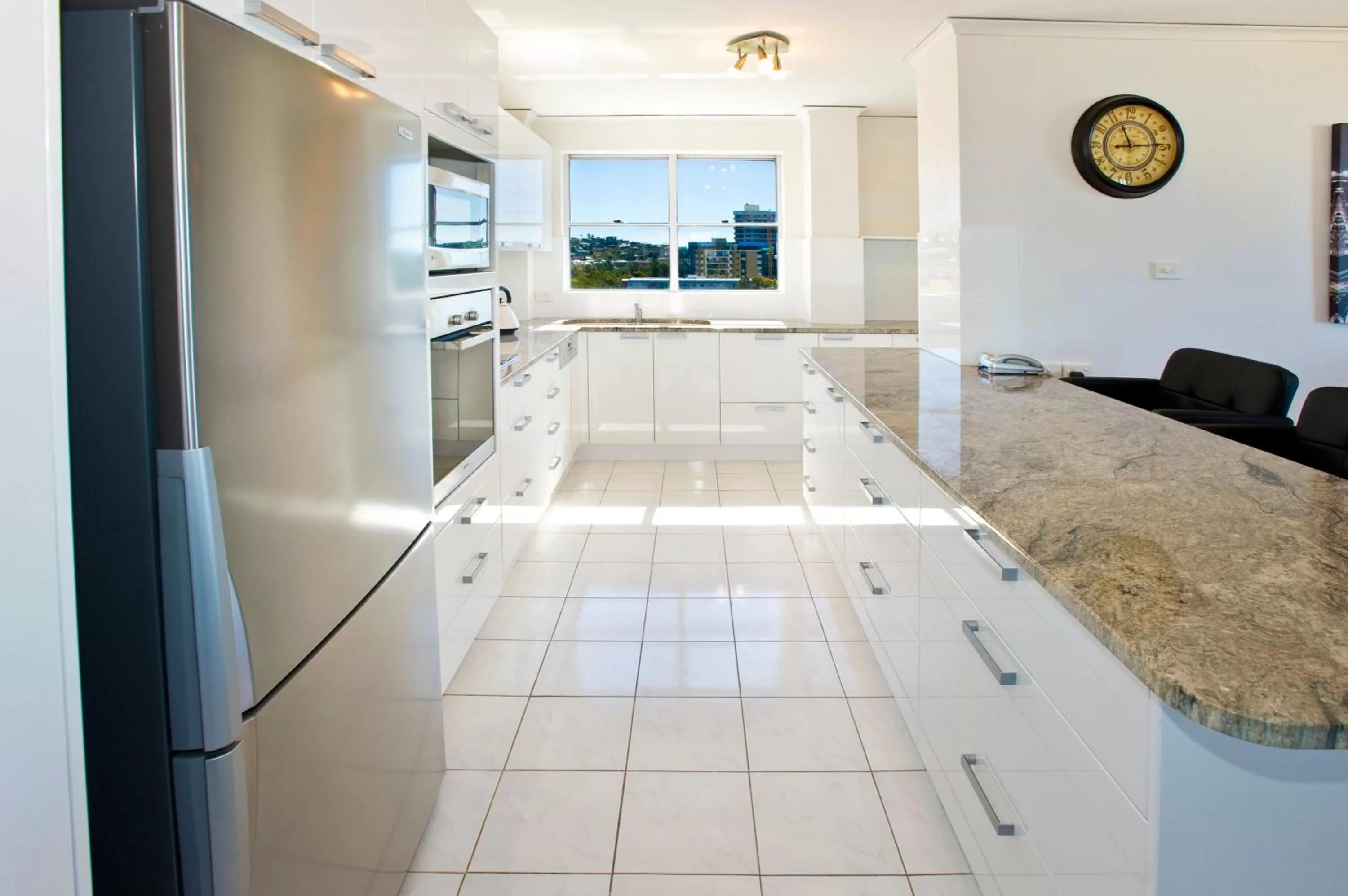 Kitchen or kitchenette in Tradewinds Apartments