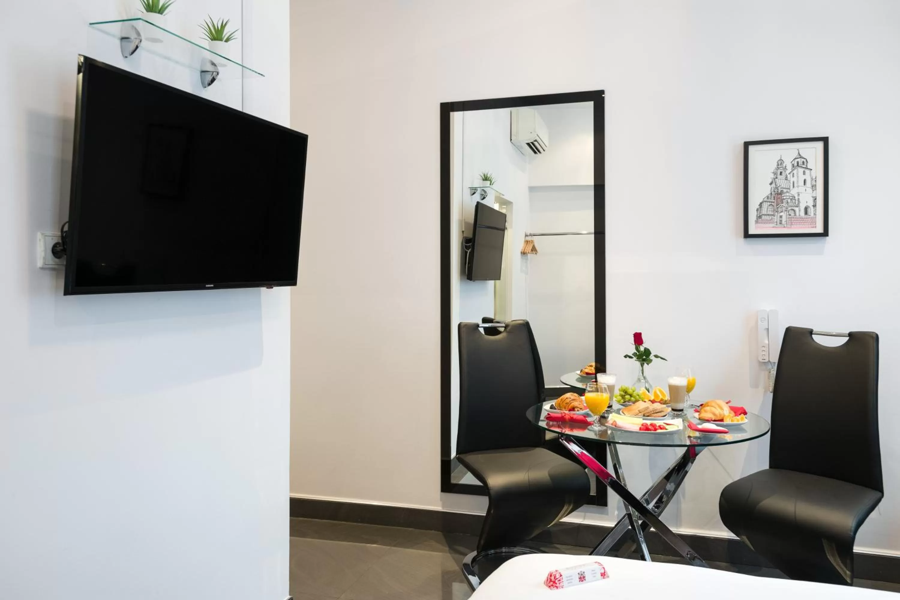 Food and drinks in Komorowski Luxury Guest Rooms