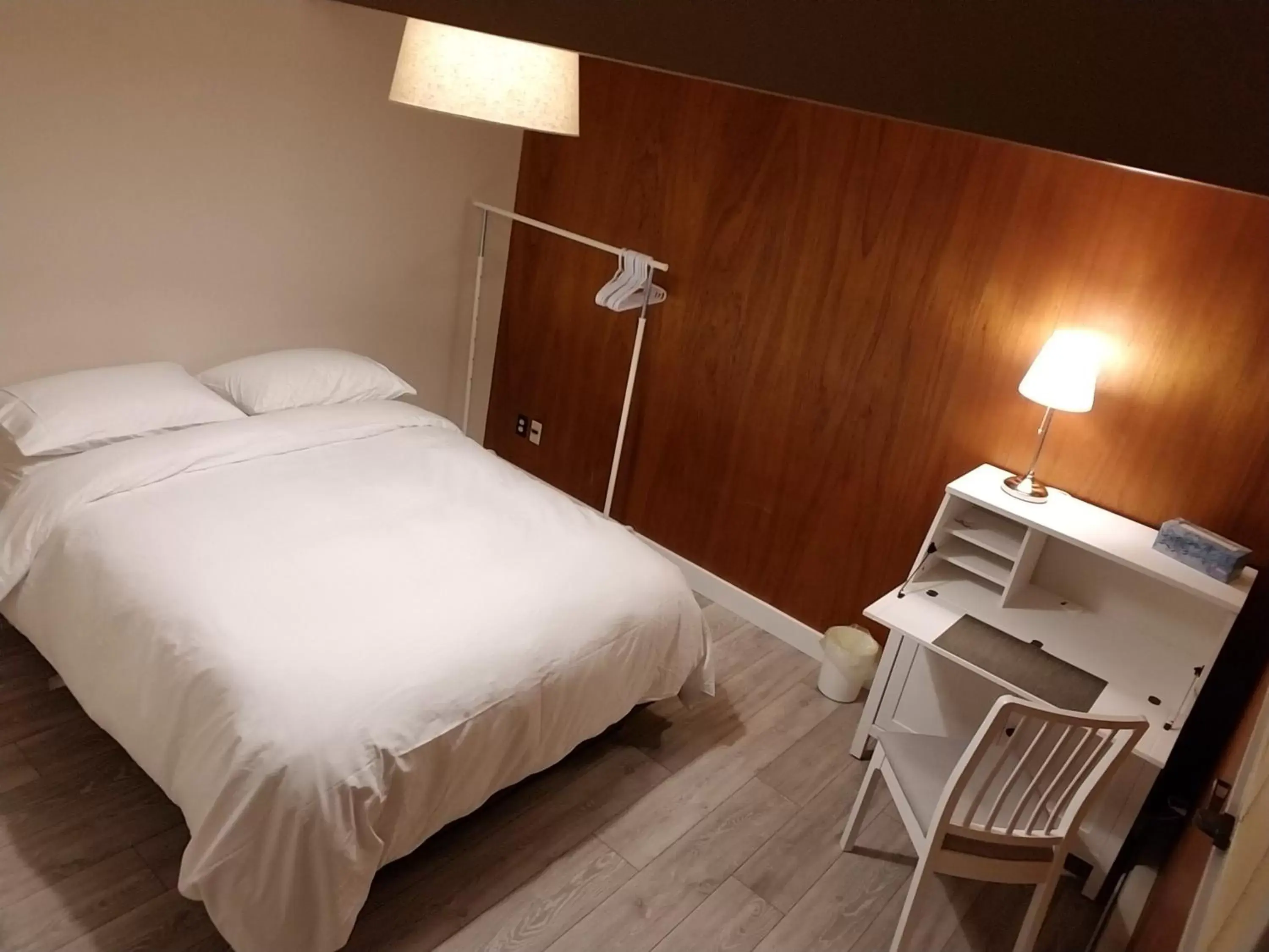 Double Room with Shared Bathroom in City Gardens Suites B&B Double Room with Shared Bathroom in City Gardens Suites B&B