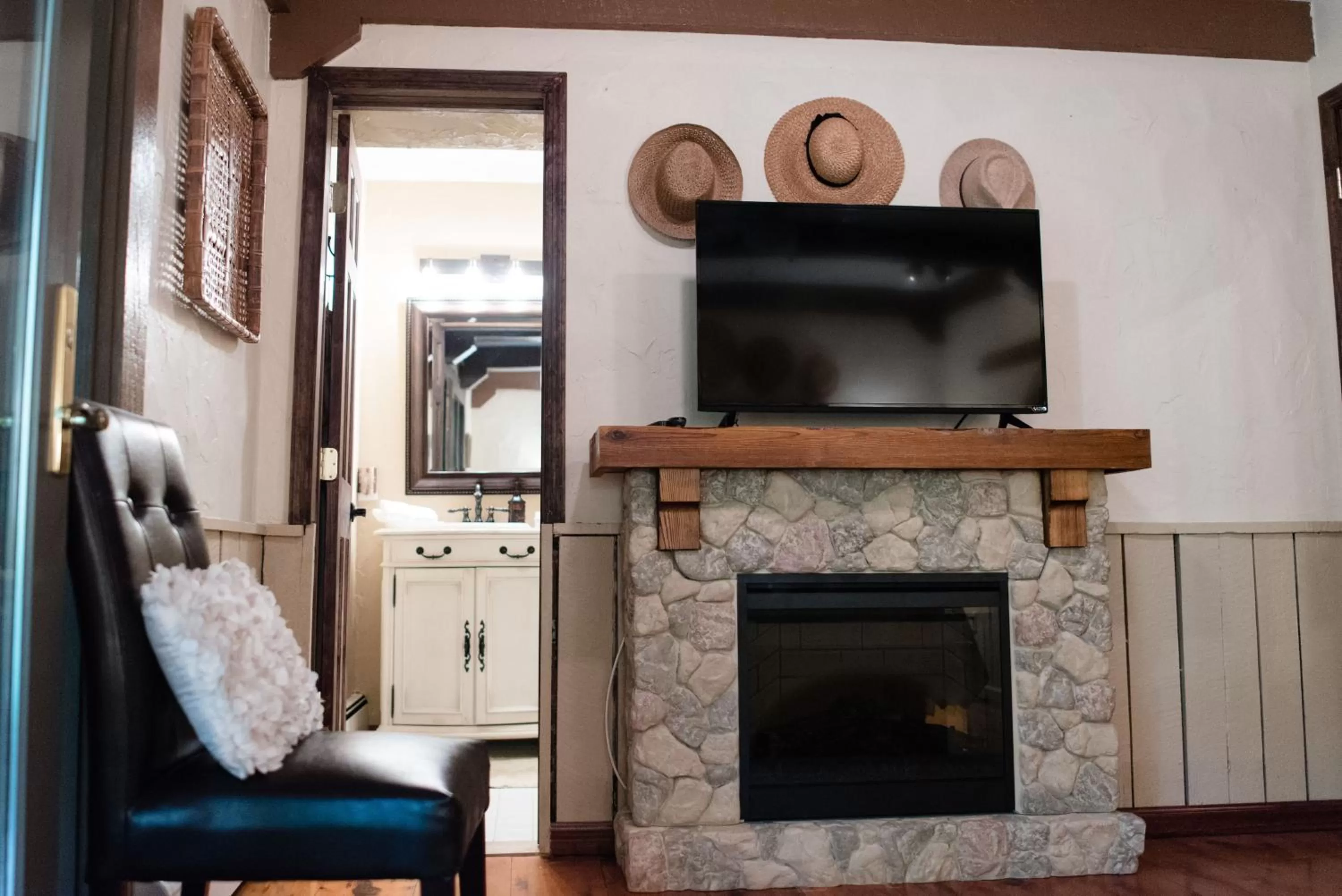 Bedroom, TV/Entertainment Center in The Inn at White Oak