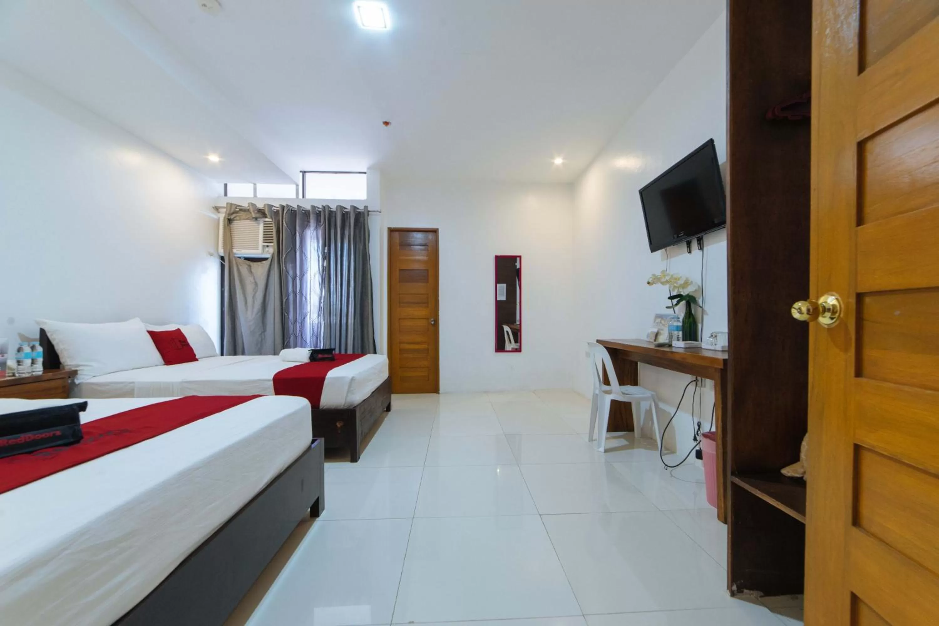 Photo of the whole room, Bed in RedDoorz Plus @ San Roque Roxas City