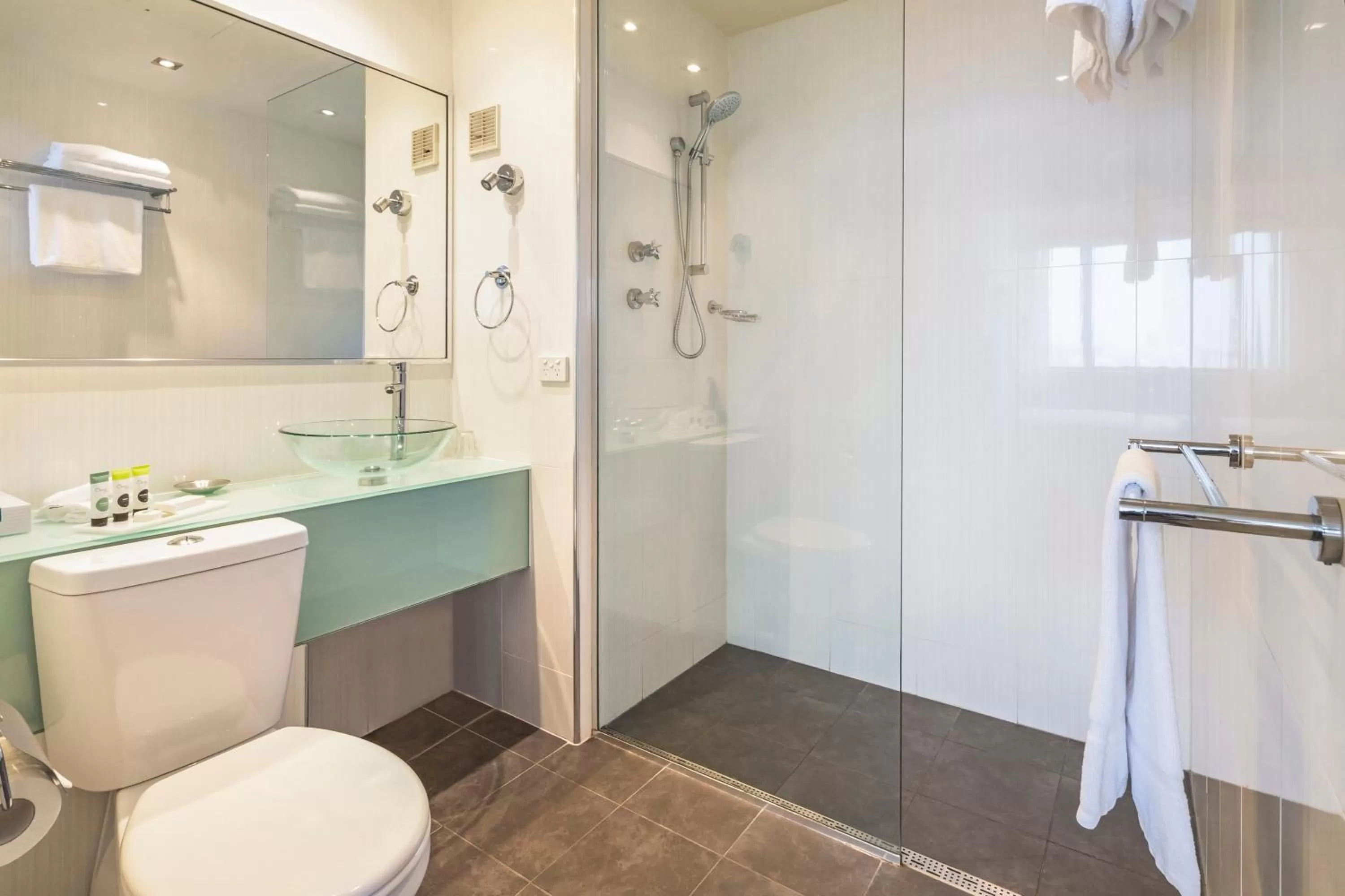 Bathroom in Nightelier Devonport Gateway Hotel