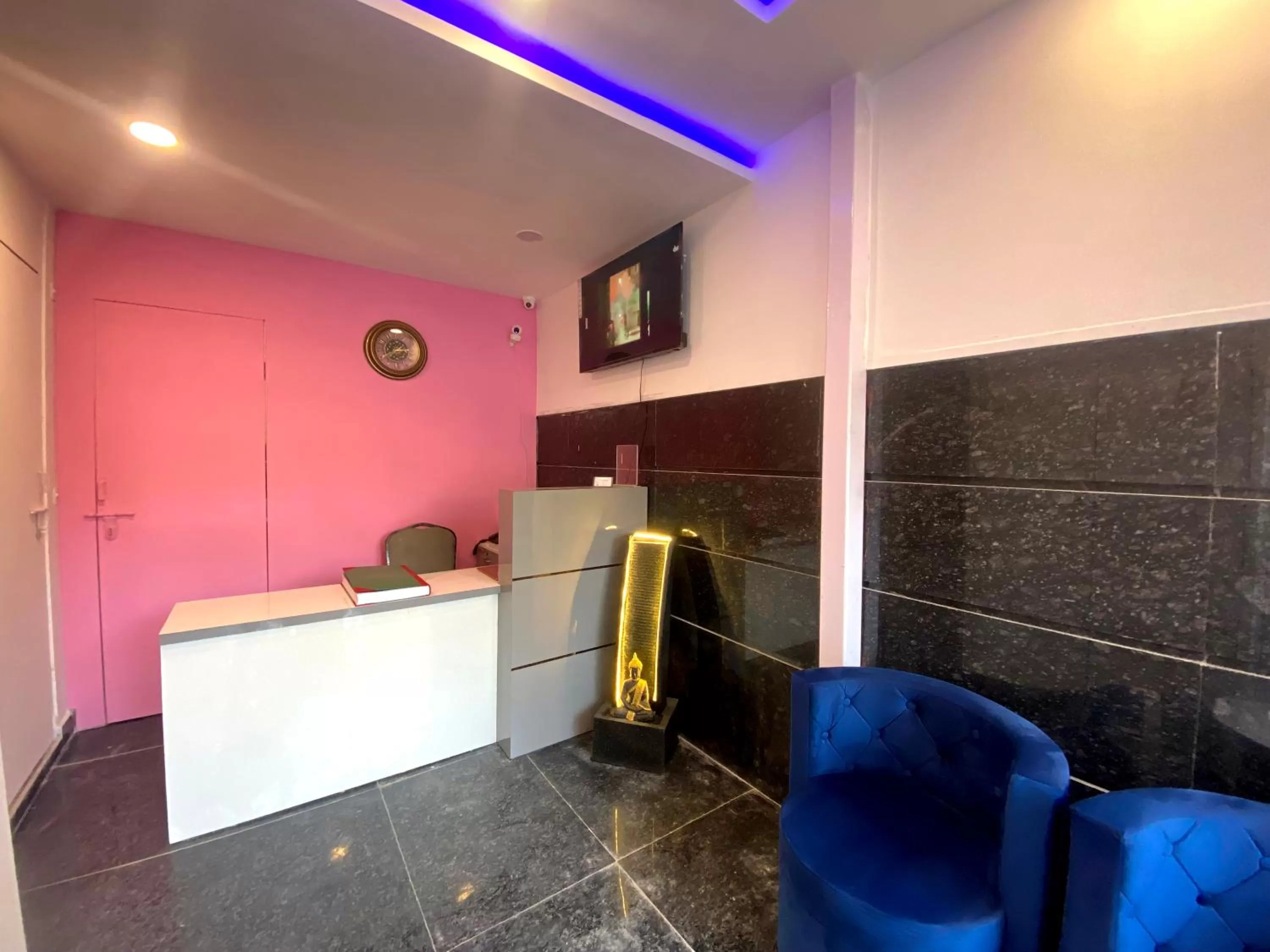 TV and multimedia in The Metro Stay By F9 Hotels-Near Sector 18 Metro Station Noida