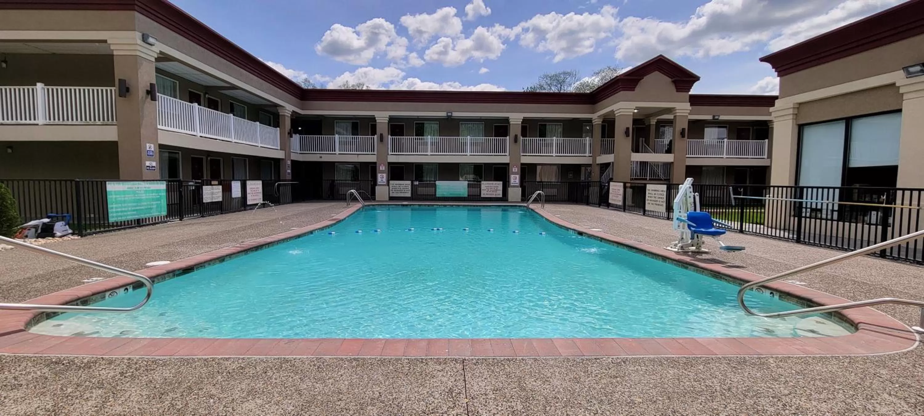 Swimming pool in Red Roof Inn Bordentown - McGuire AFB