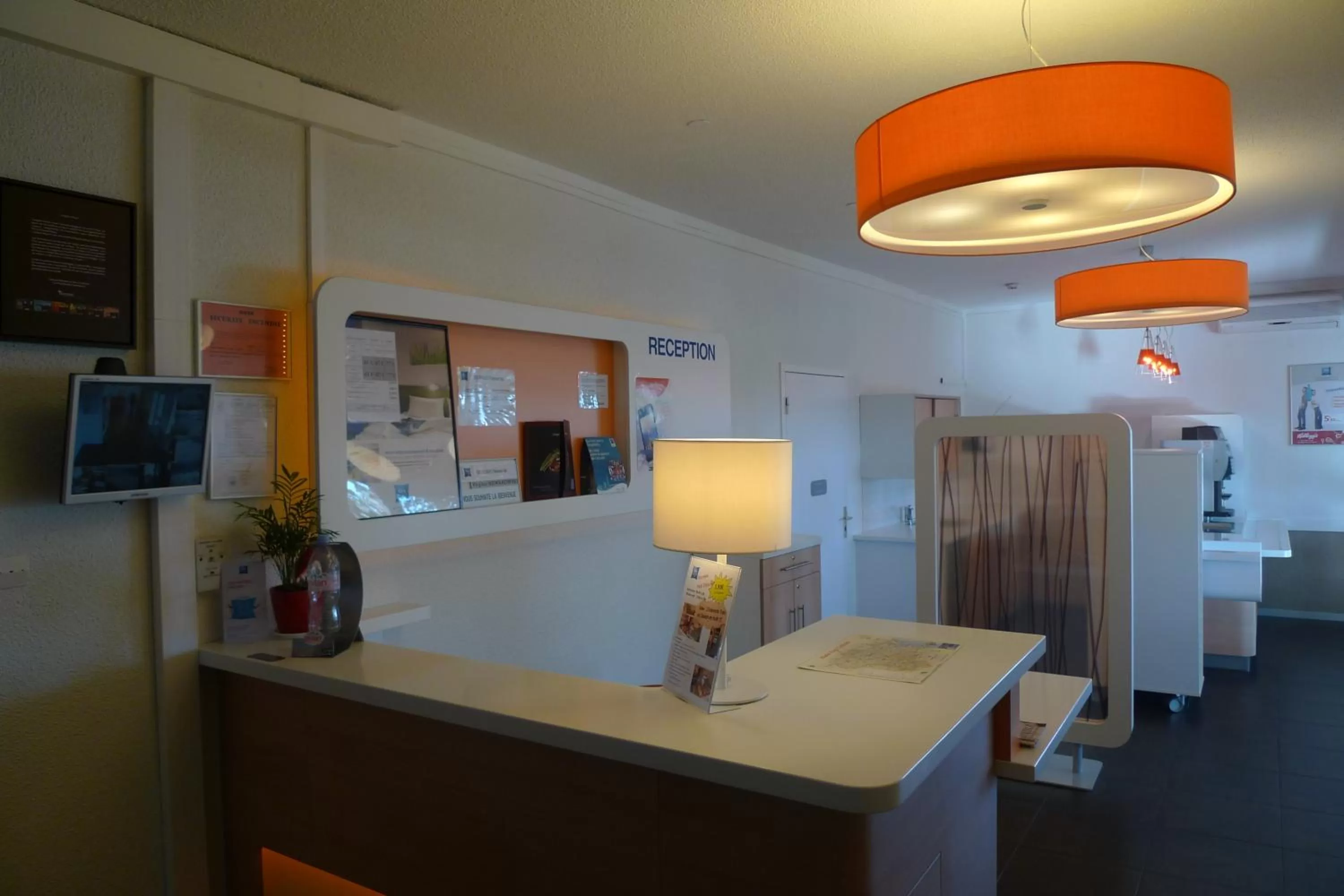 Lobby or reception in ibis budget Narbonne Sud A9/A61