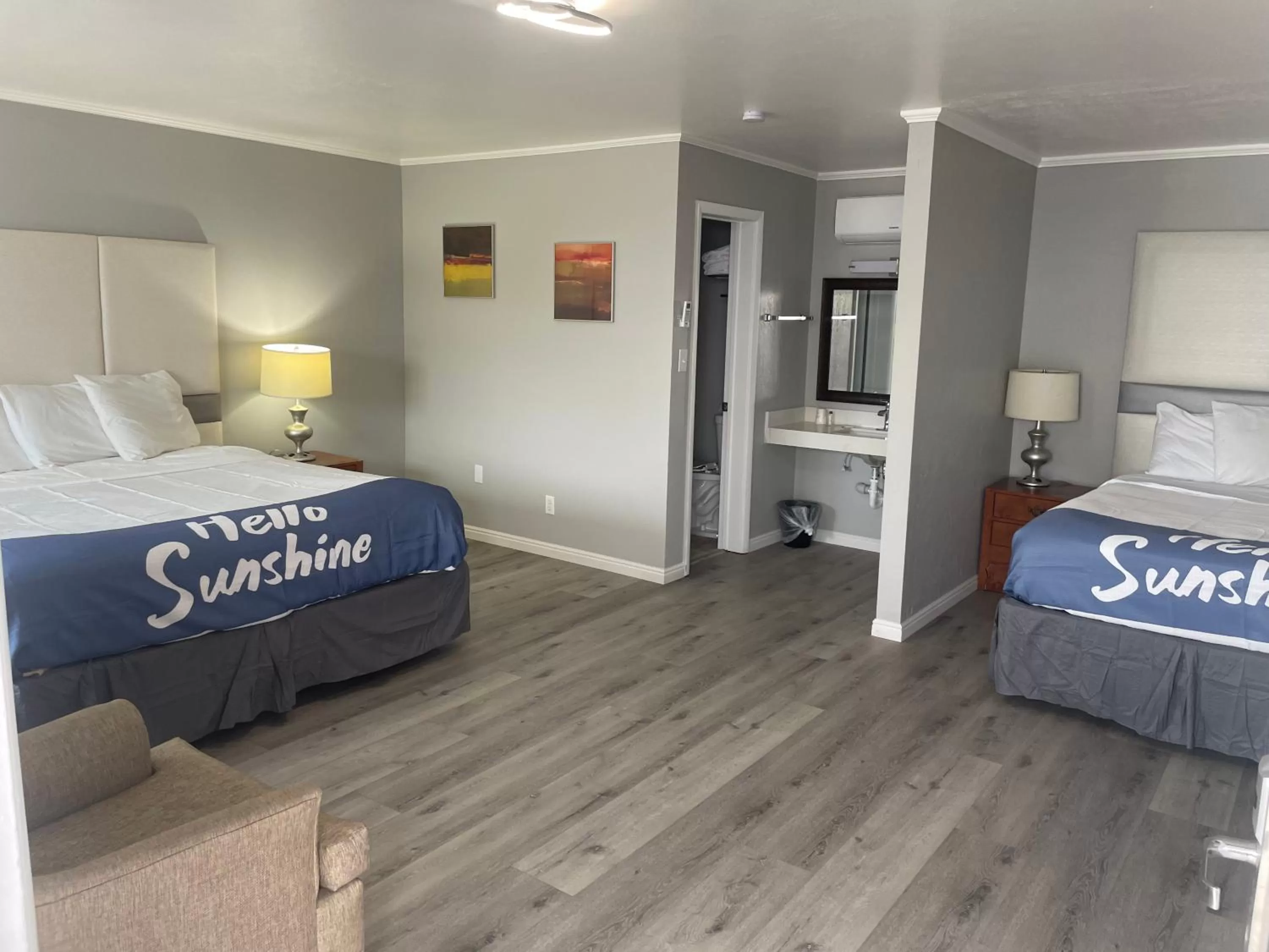 Photo of the whole room, Bed in Sunglow Motel