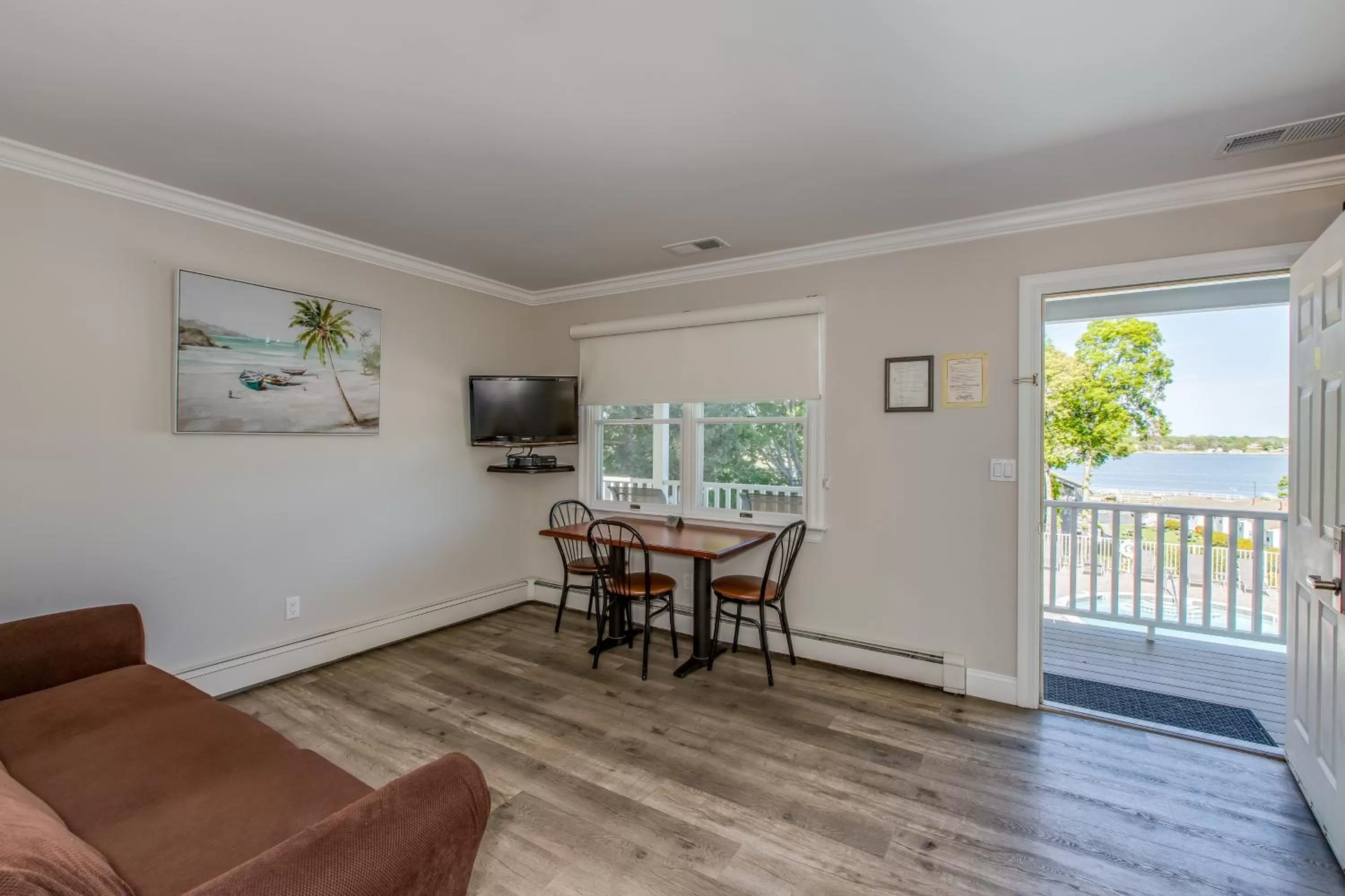 Dining Area in Colonial Shores Resort