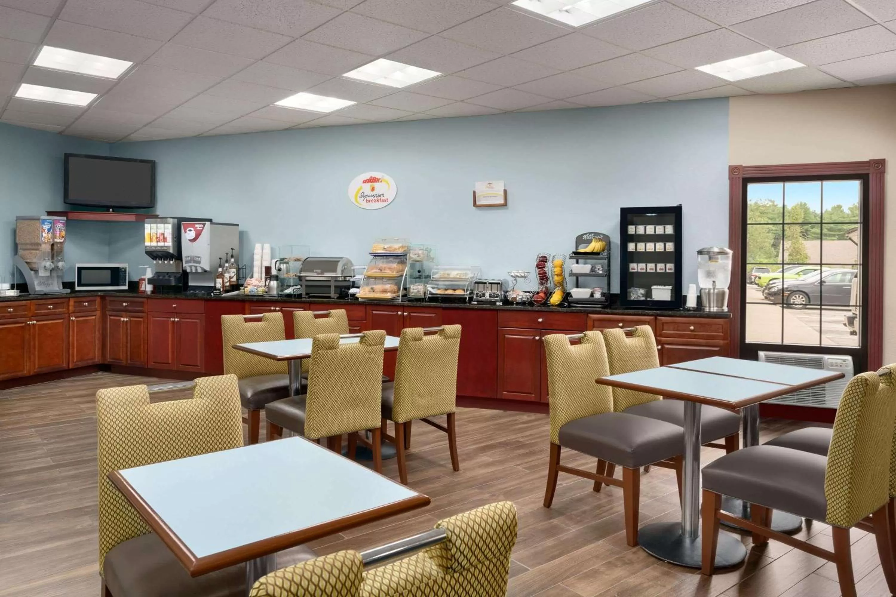 Restaurant/places to eat in Super 8 by Wyndham West Greenwich/Providence