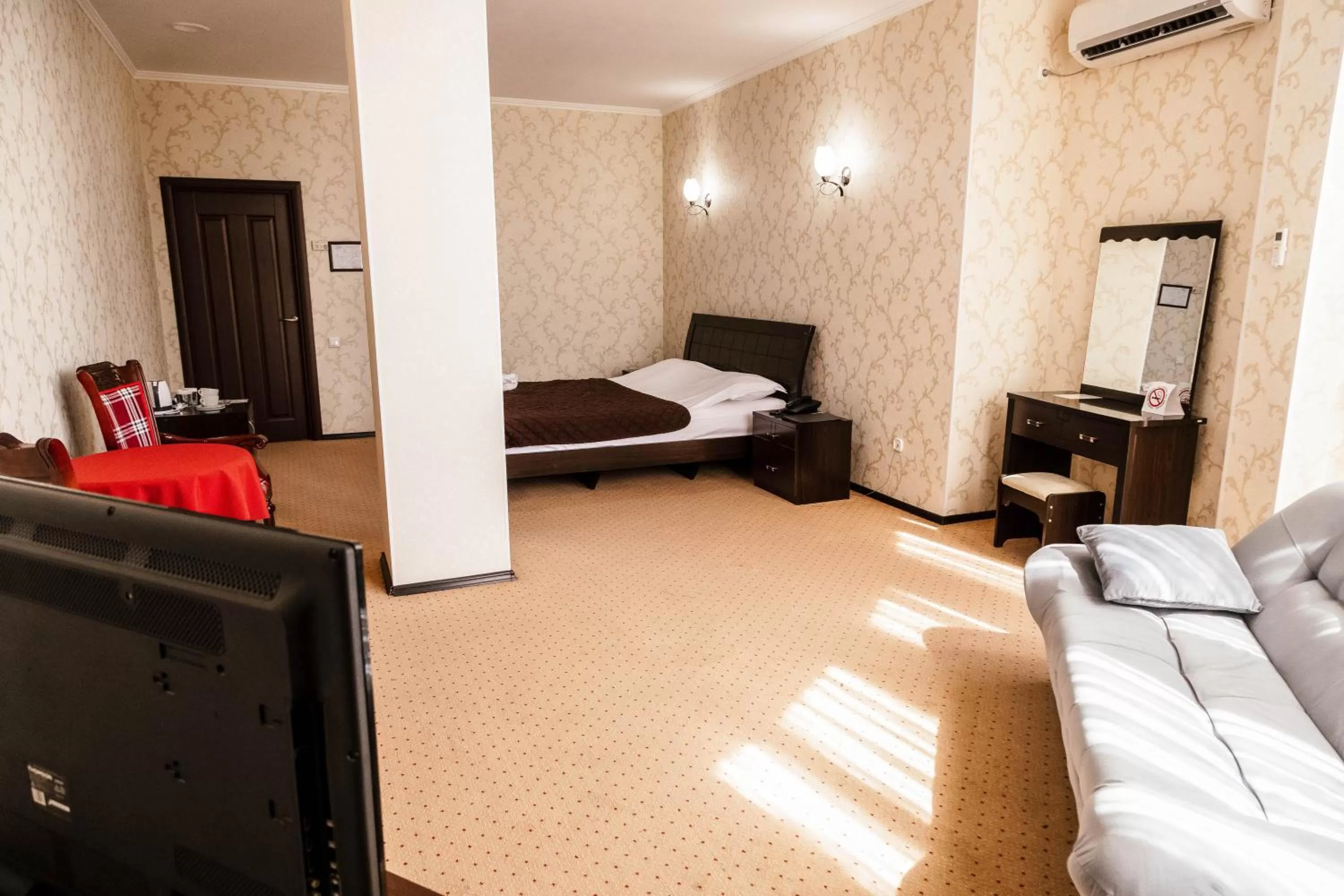 Photo of the whole room, Bed in Golden Palace