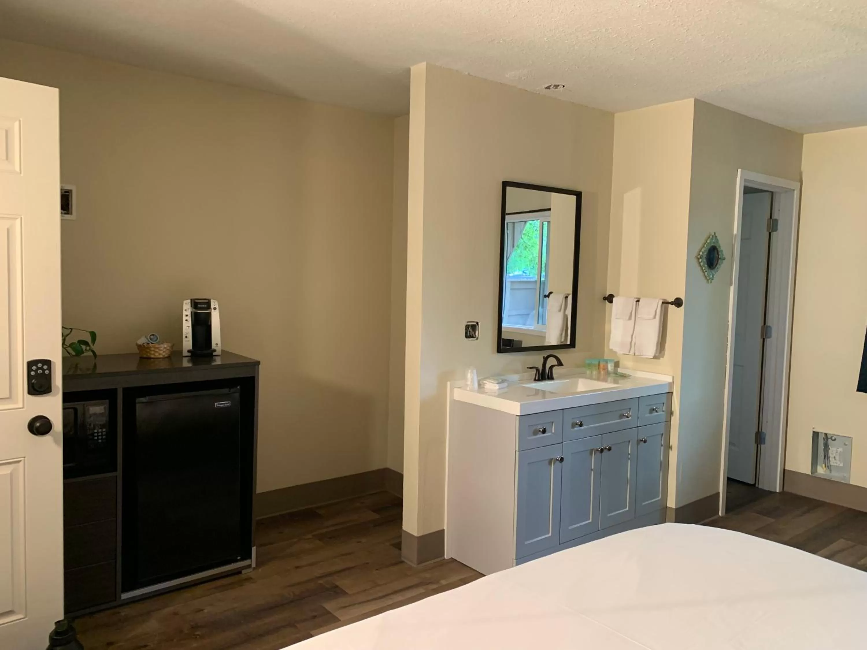 Coffee/tea facilities, Bed in Winthrop Inn