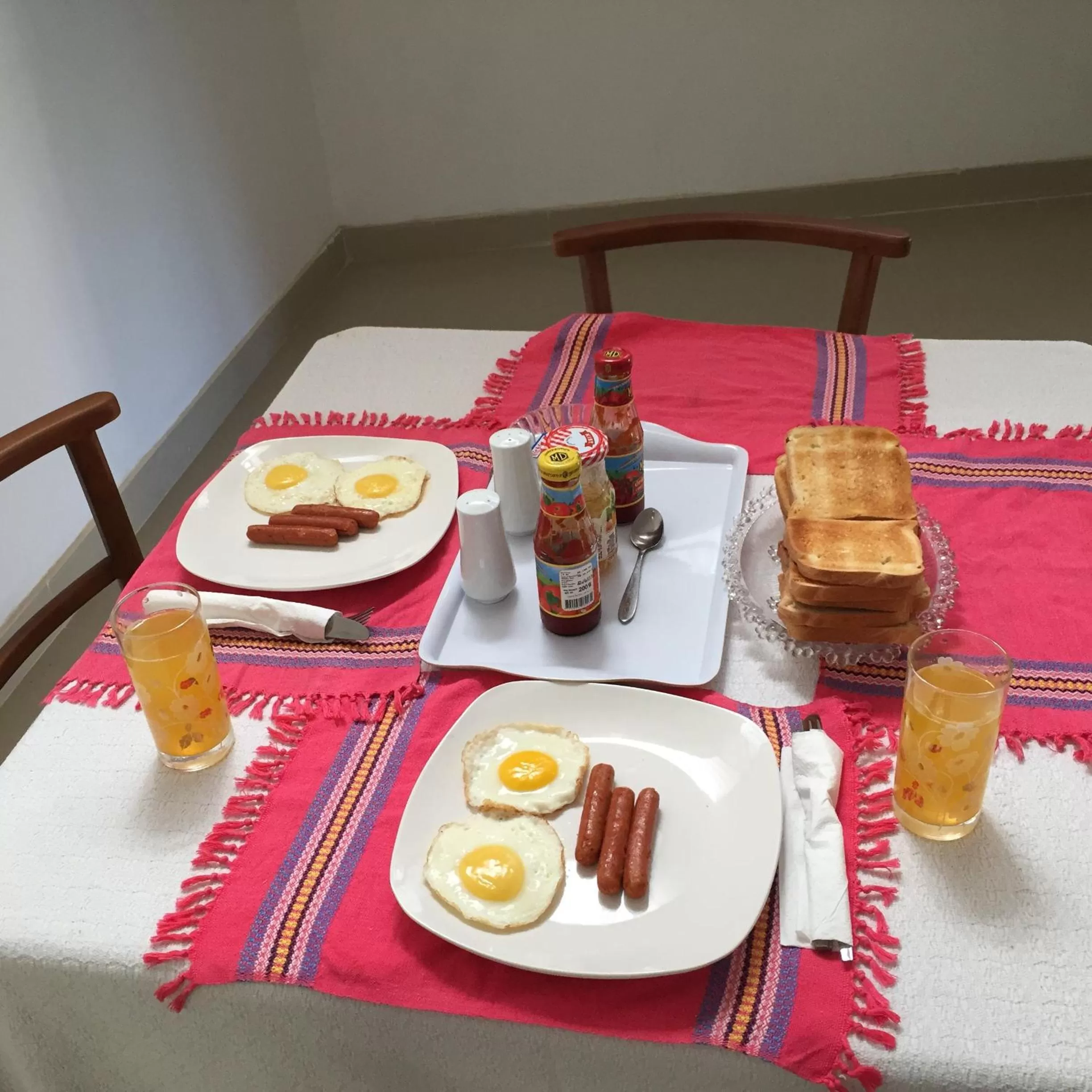 Continental breakfast in White Lodge