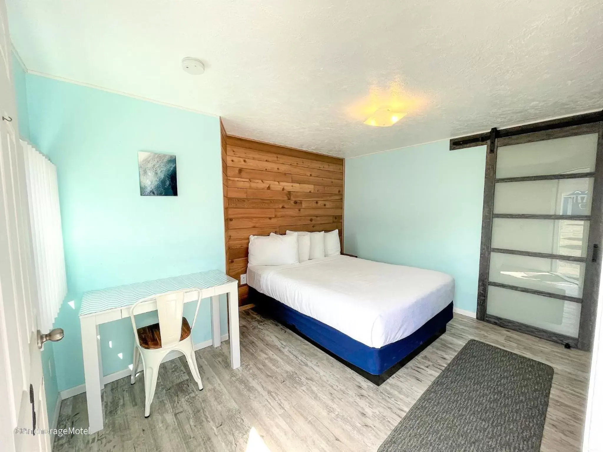 Deluxe Queen Room (No Pets) in The Anchorage Motel Deluxe Queen Room (No Pets) in The Anchorage Motel