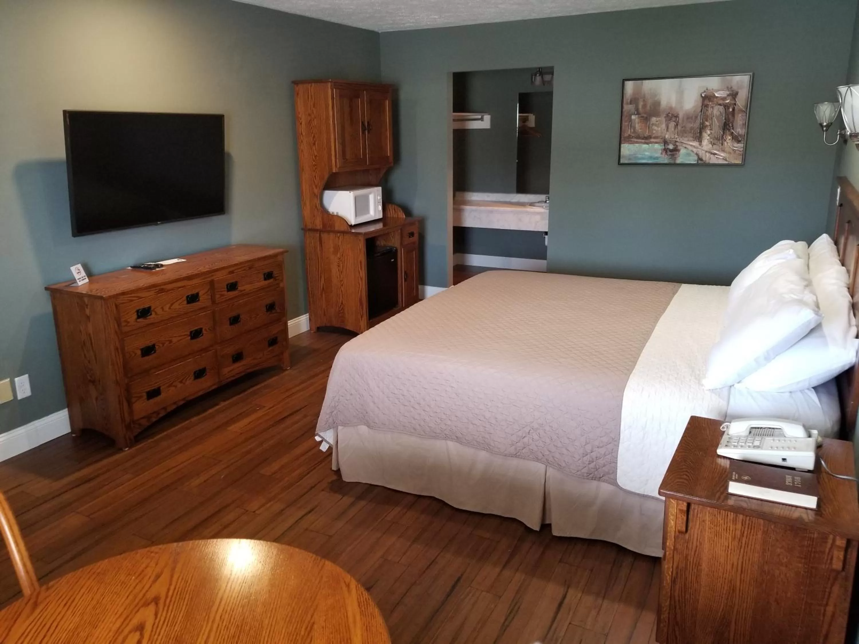 Bed in Brown's Motel