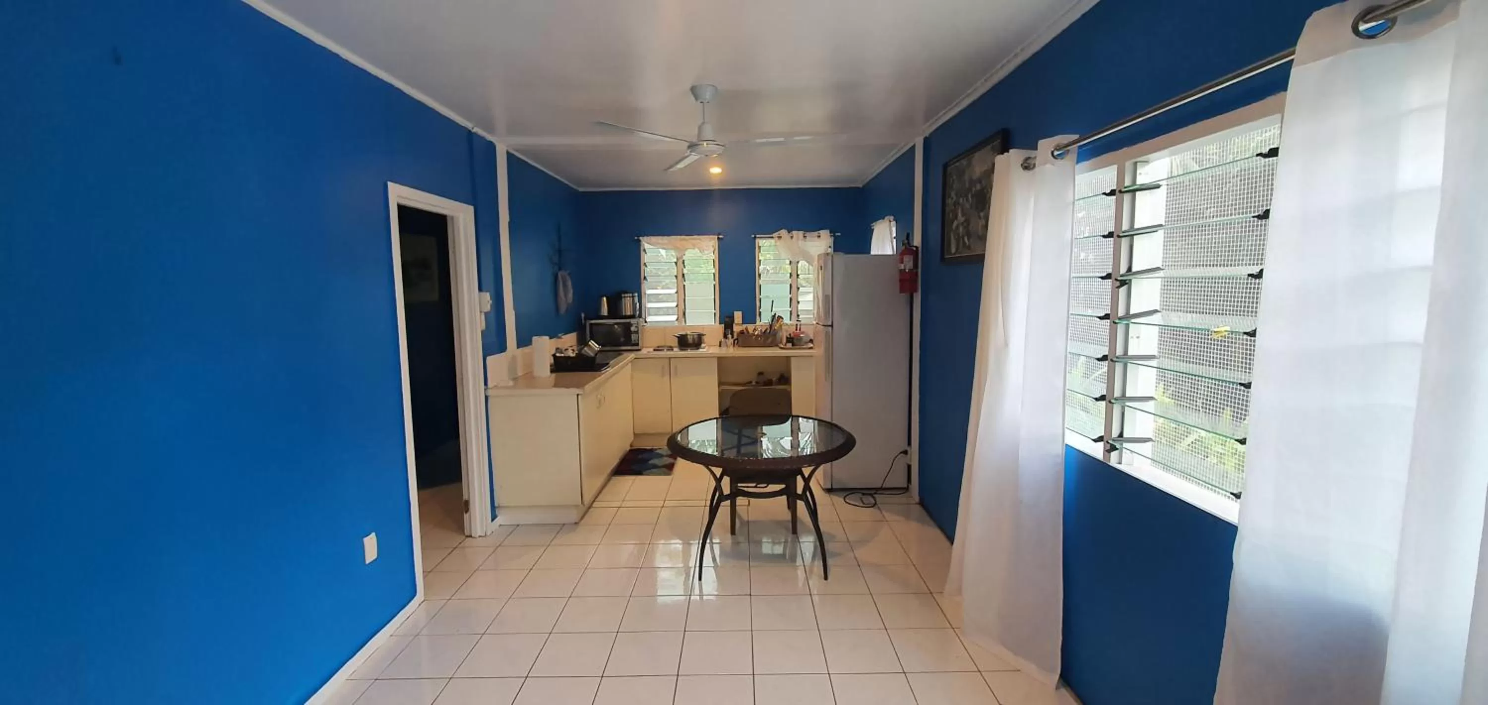 Kitchen or kitchenette, Dining Area in Lynn's Getaway Hotel