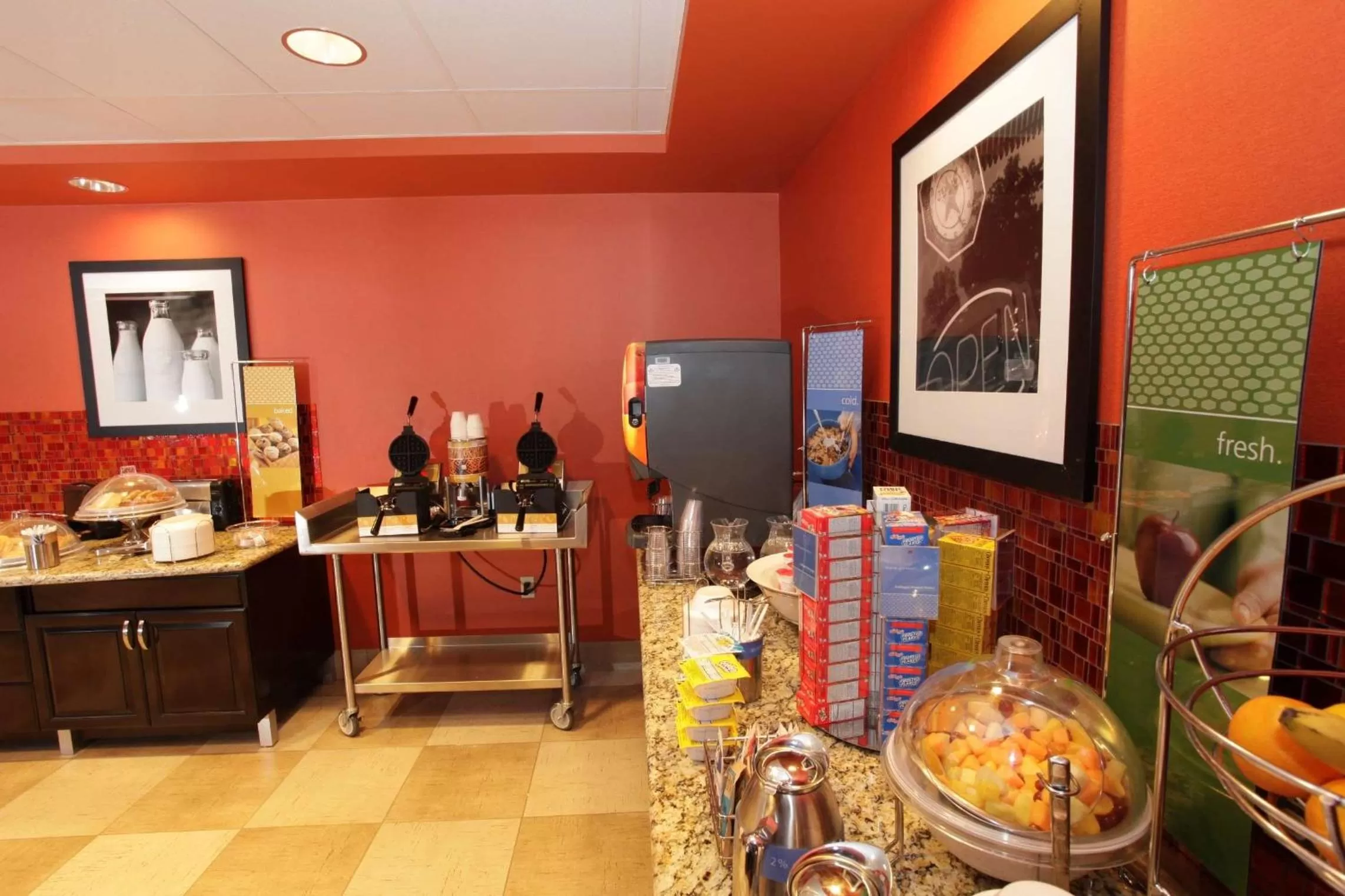 Breakfast in Hampton Inn & Suites Phoenix Chandler Fashion Center