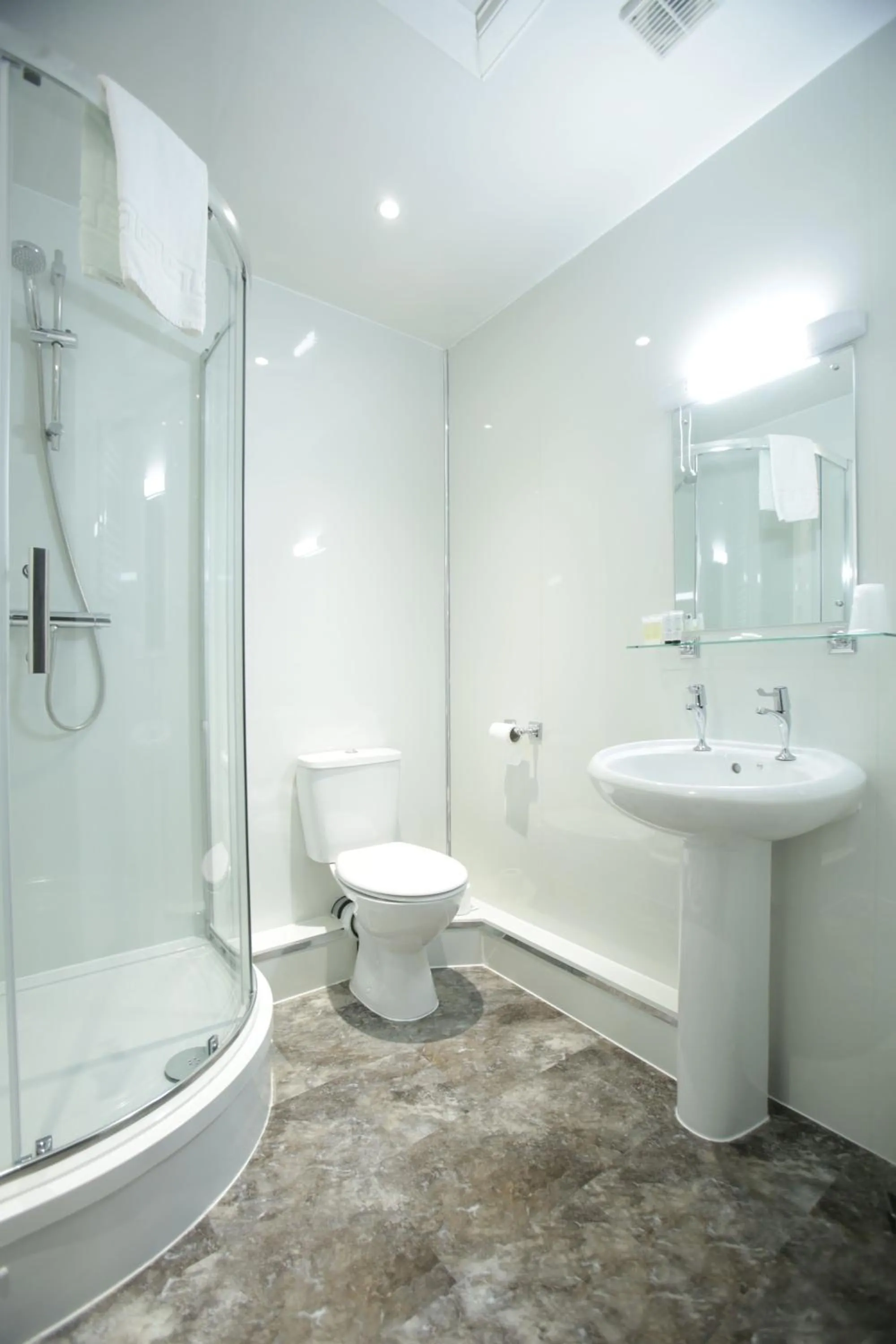 Bathroom in Devoncove Hotel Glasgow