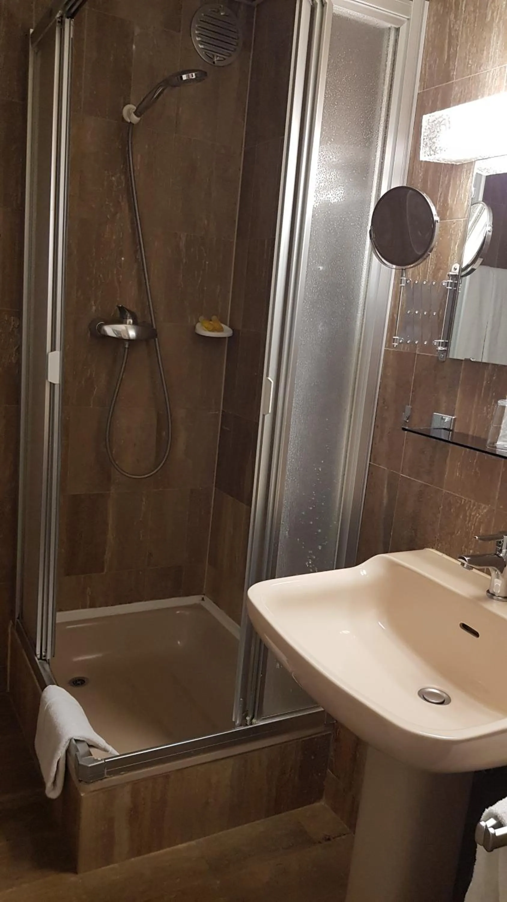 Shower in Hotel Century