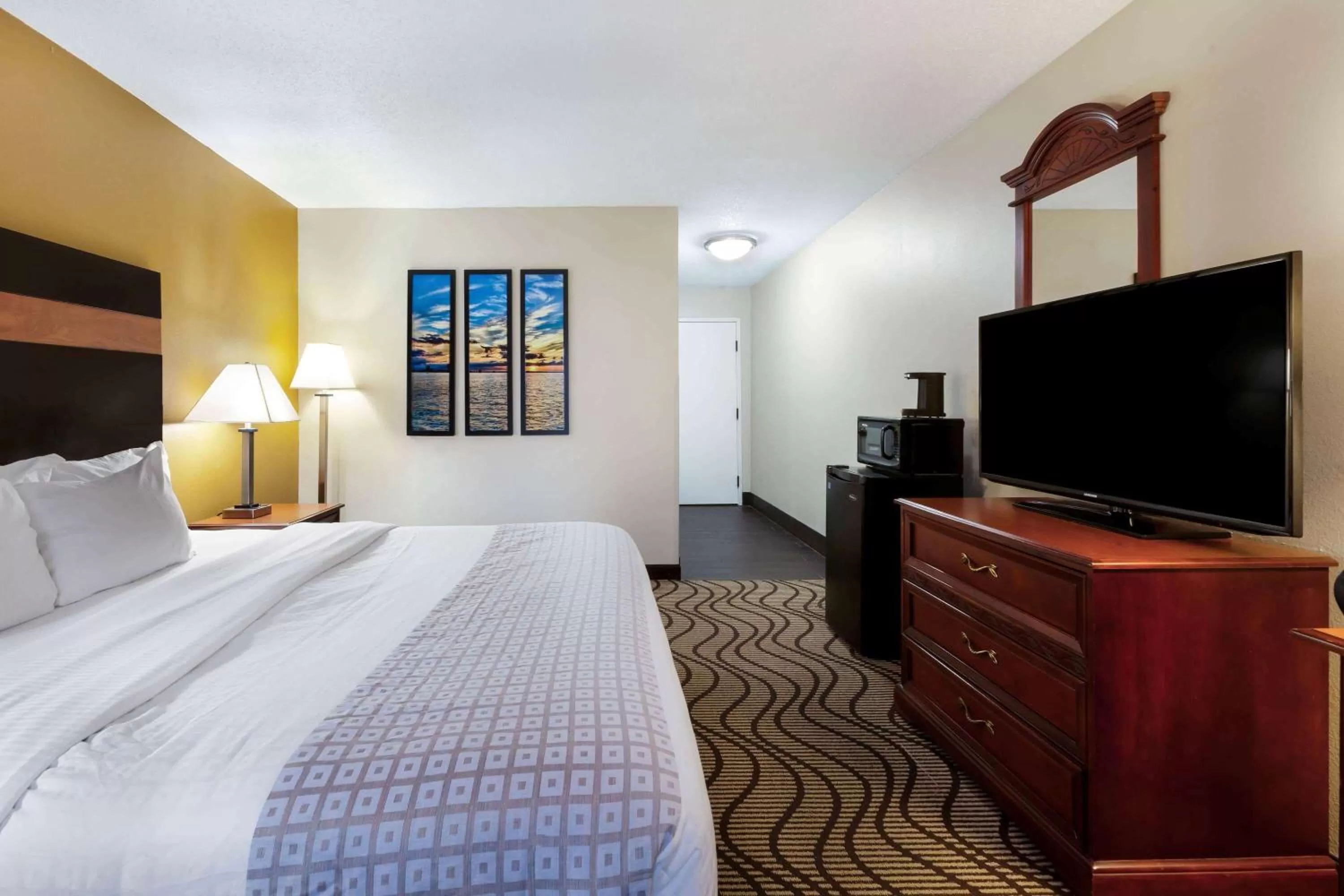 Photo of the whole room, Bed in La Quinta Inn by Wyndham Sandusky near Cedar Point