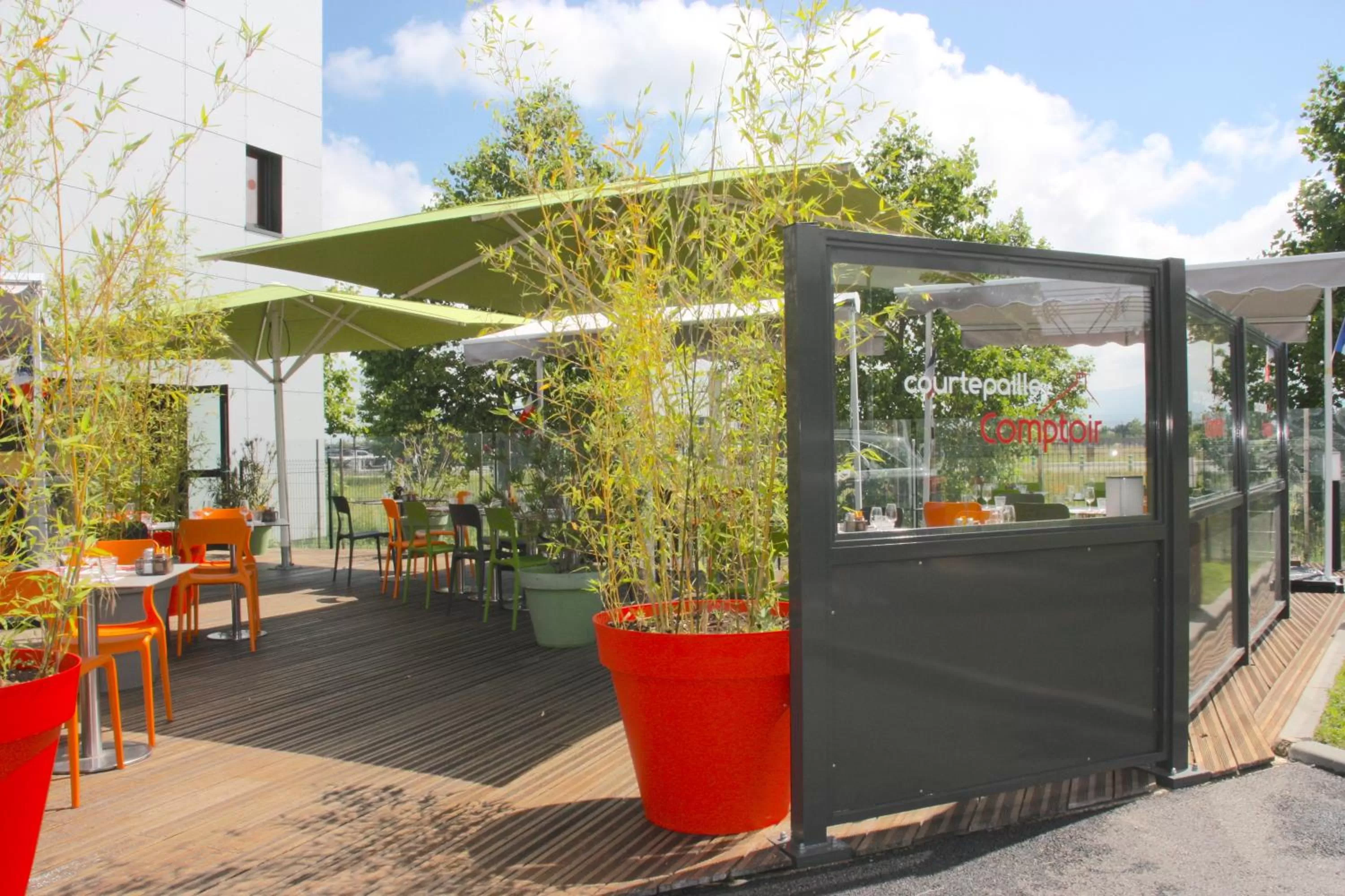 Patio in ibis Styles Romans-Valence Gare TGV