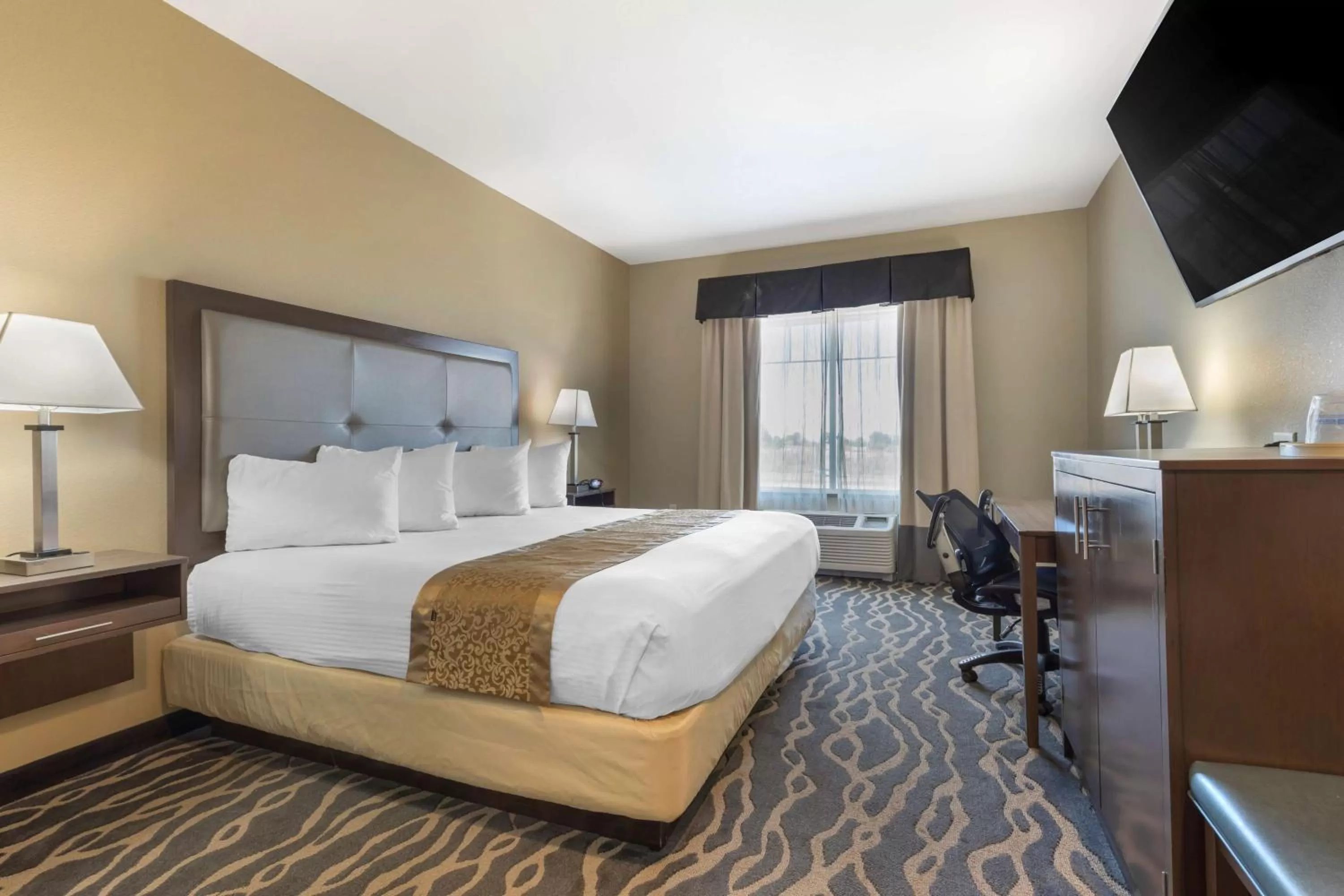 Photo of the whole room, Bed in Best Western Plus Fort Stockton Hotel