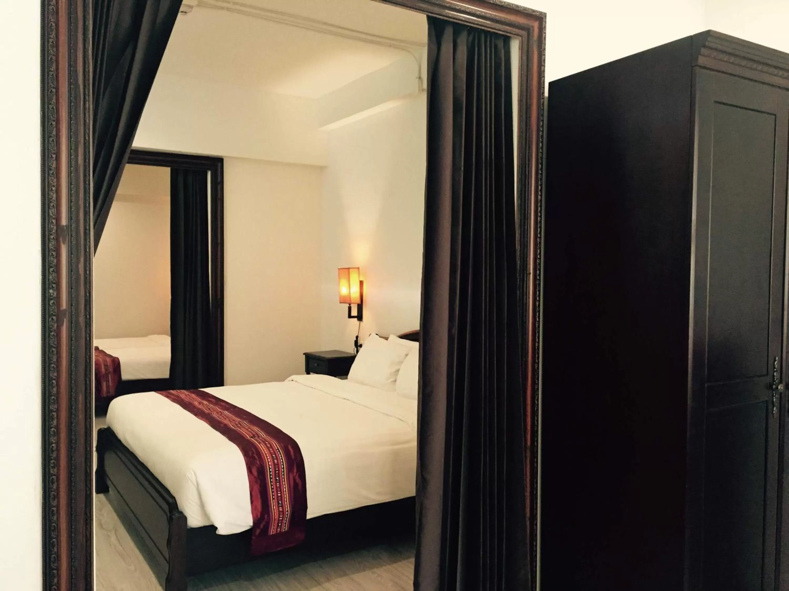 Staff, Bed in 99 The Gallery Hotel