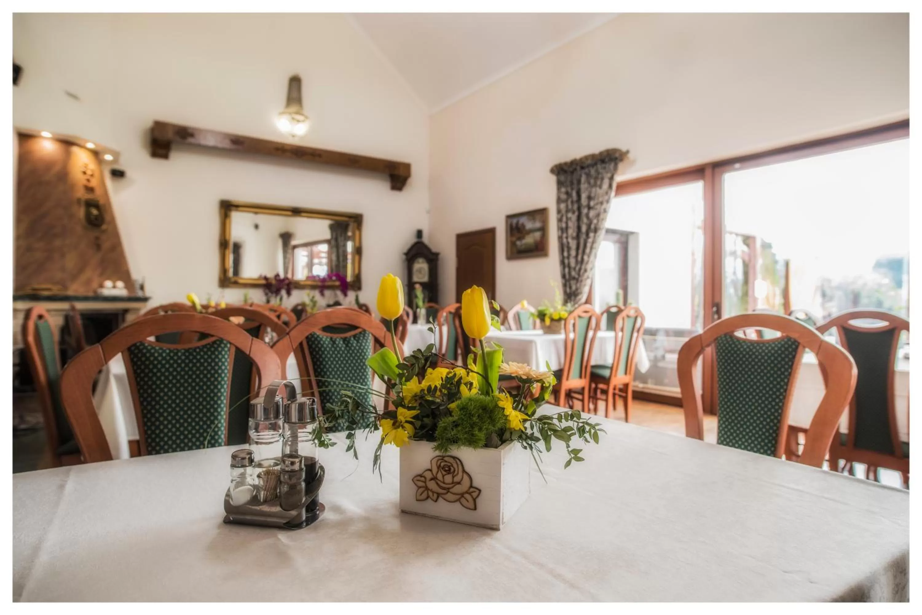 Communal lounge/ TV room in Rezydencja Elżbiecin