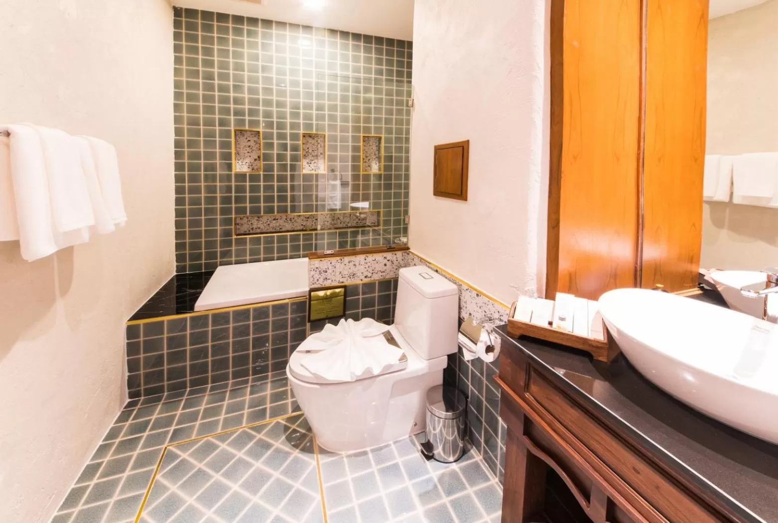 Shower in Phra Singh Village