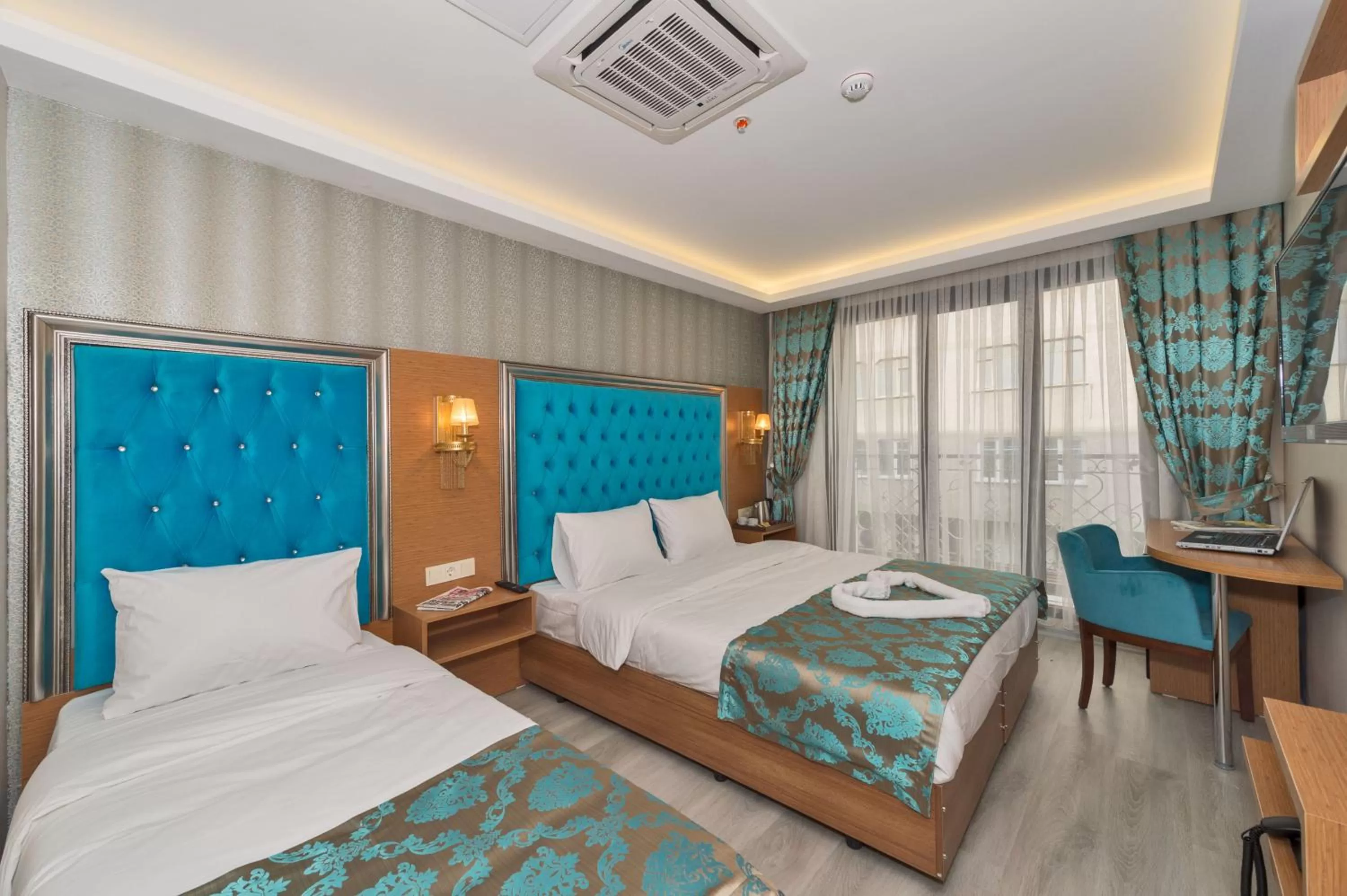 Coffee/tea facilities, Bed in Grand Palace Hotel