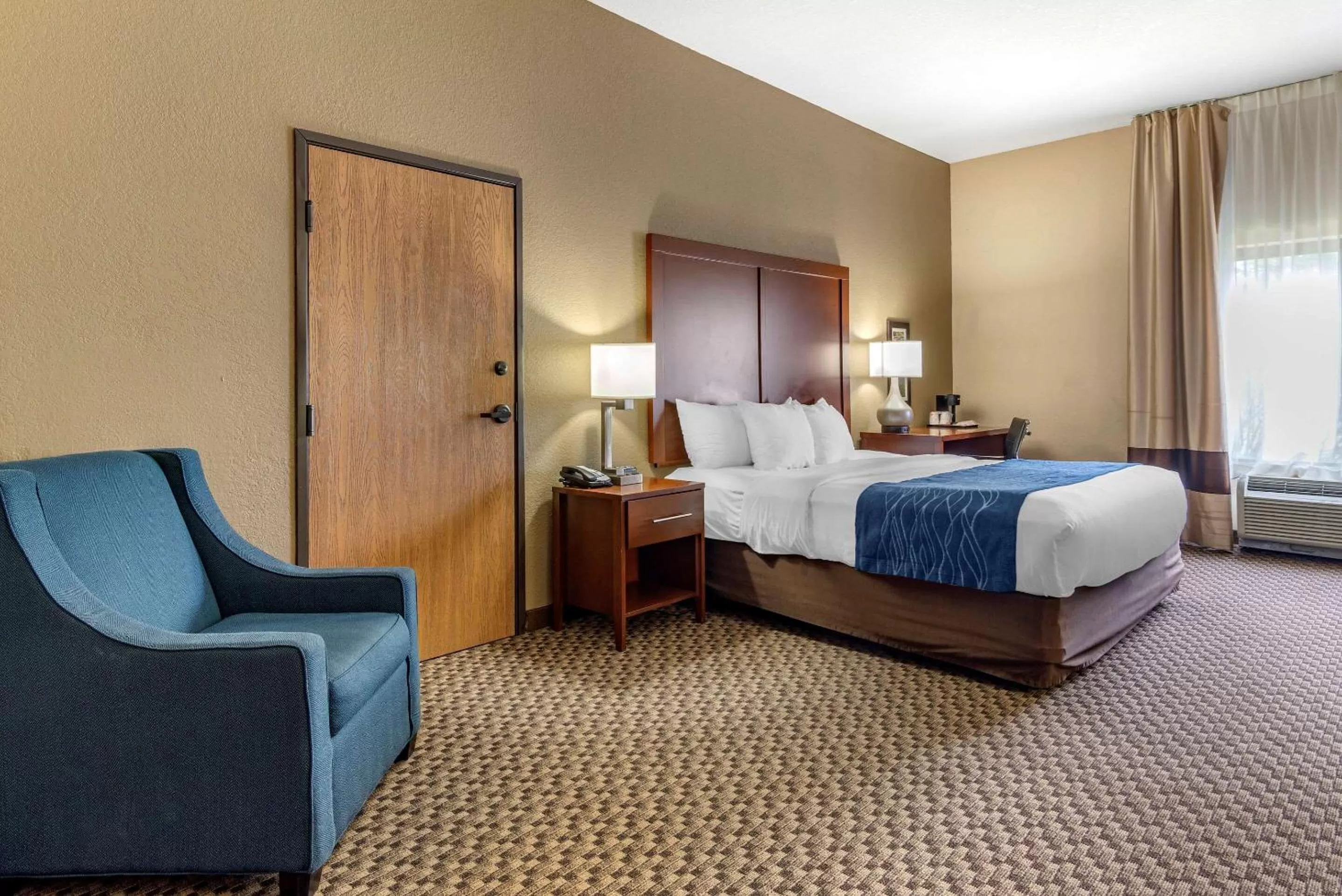 Photo of the whole room, Bed in Comfort Inn & Suites Blue Ridge